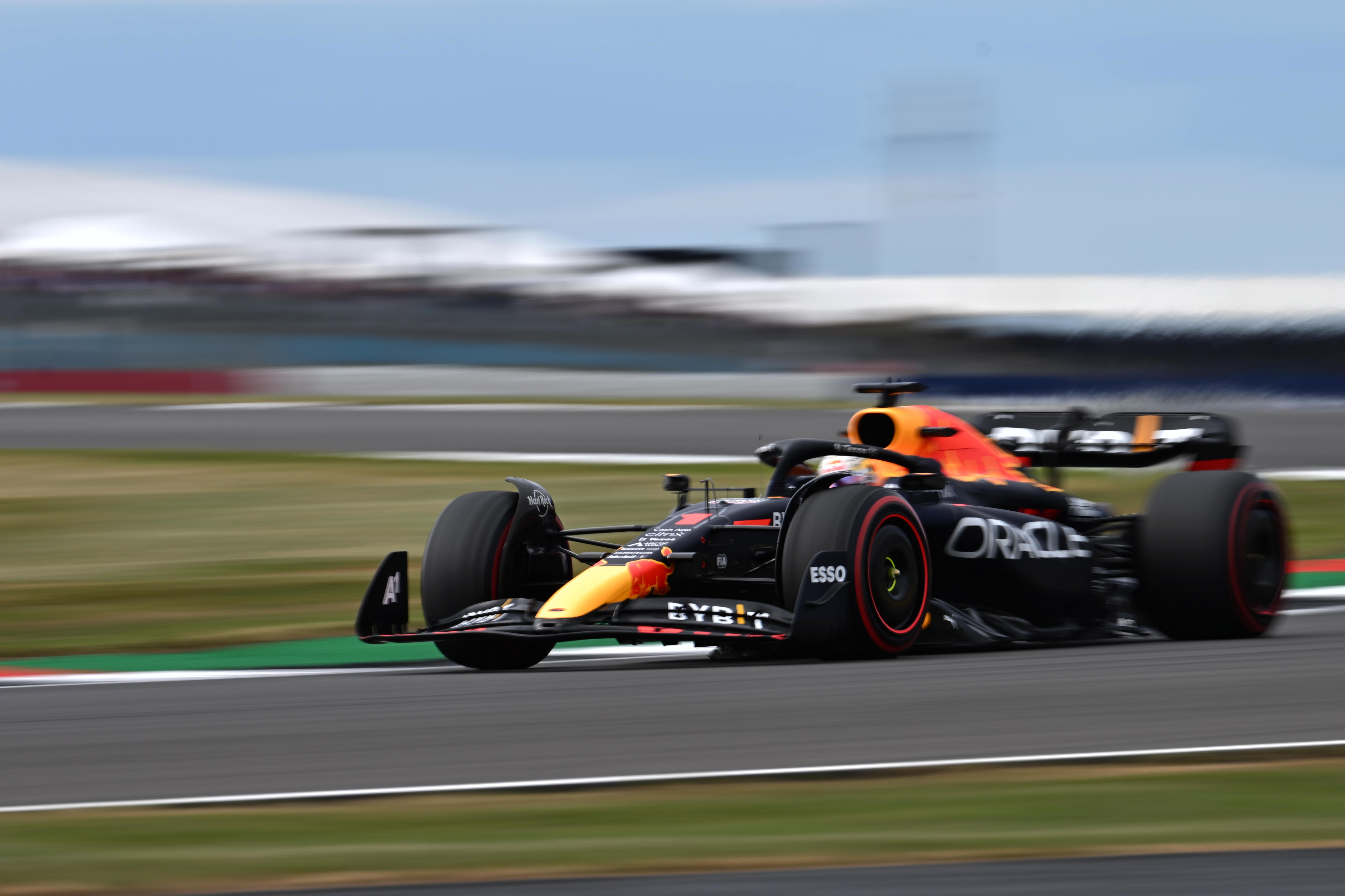 Silverstone (United Kingdom), 01/07/2022.- Dutch Formula One driver Max Verstappen of Red Bull Racing in action during the practice session of the Formula One Grand Prix of Britain at the Silverstone Circuit, Silverstone, Britain, 01 July 2022. The British Formula One Grand Prix will take place on 03 July 2022. (Fórmula Uno, Reino Unido) EFE/EPA/CHRISTIAN BRUNA