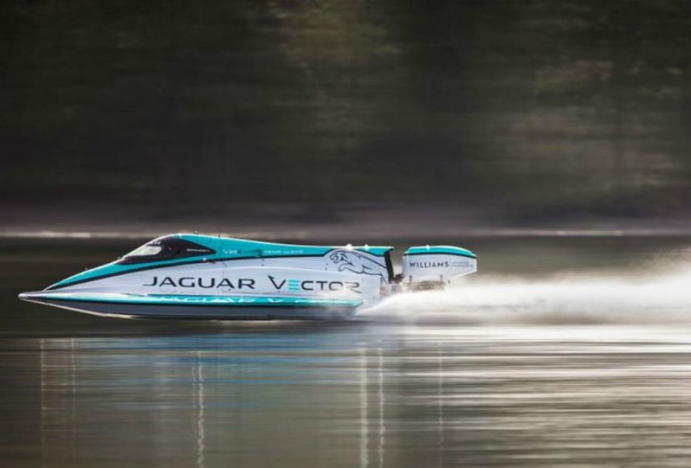 Jaguar bate récord mundial de velocidad con un bote totalmente eléctrico