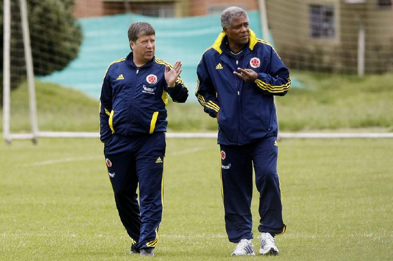 Para Maturana, la mejor selección que dirigió fue la del 90 por  la disciplina táctica que tenía. Aquí con su amigo y discípulo, Hernán Darío Gómez.  /El Espectador 

