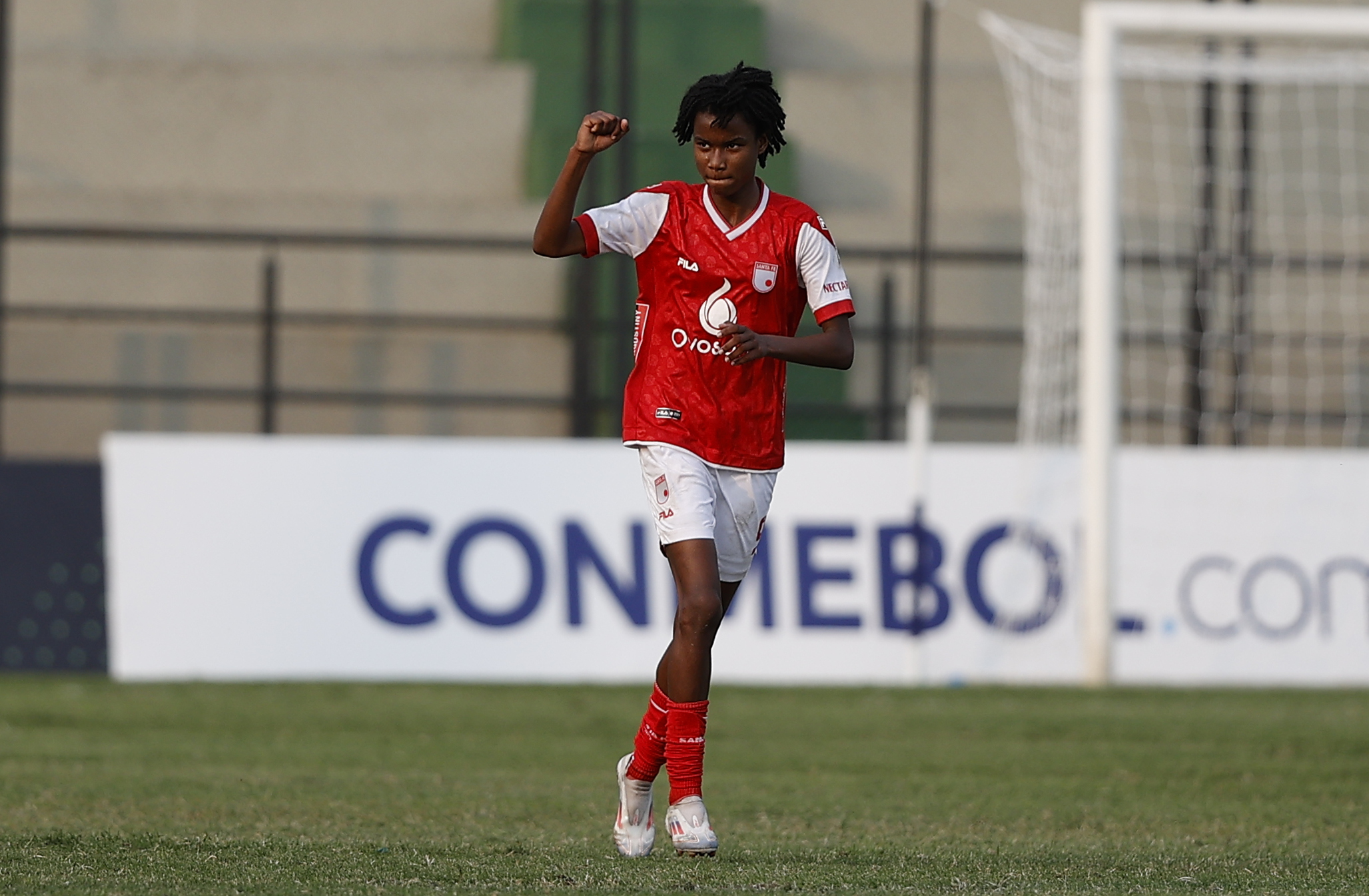 AME6859. YPANÉ (PARAGUAY), 13/10/2024.- Karla Torres de Santa Fe celebra un gol ante Alianza este domingo, en un partido de los cuartos de final de la Copa Libertadores Femenina entre Santa Fe y Alianza Lima en el estadio de Ypané (Paraguay). EFE/ Juan Pablo Pino