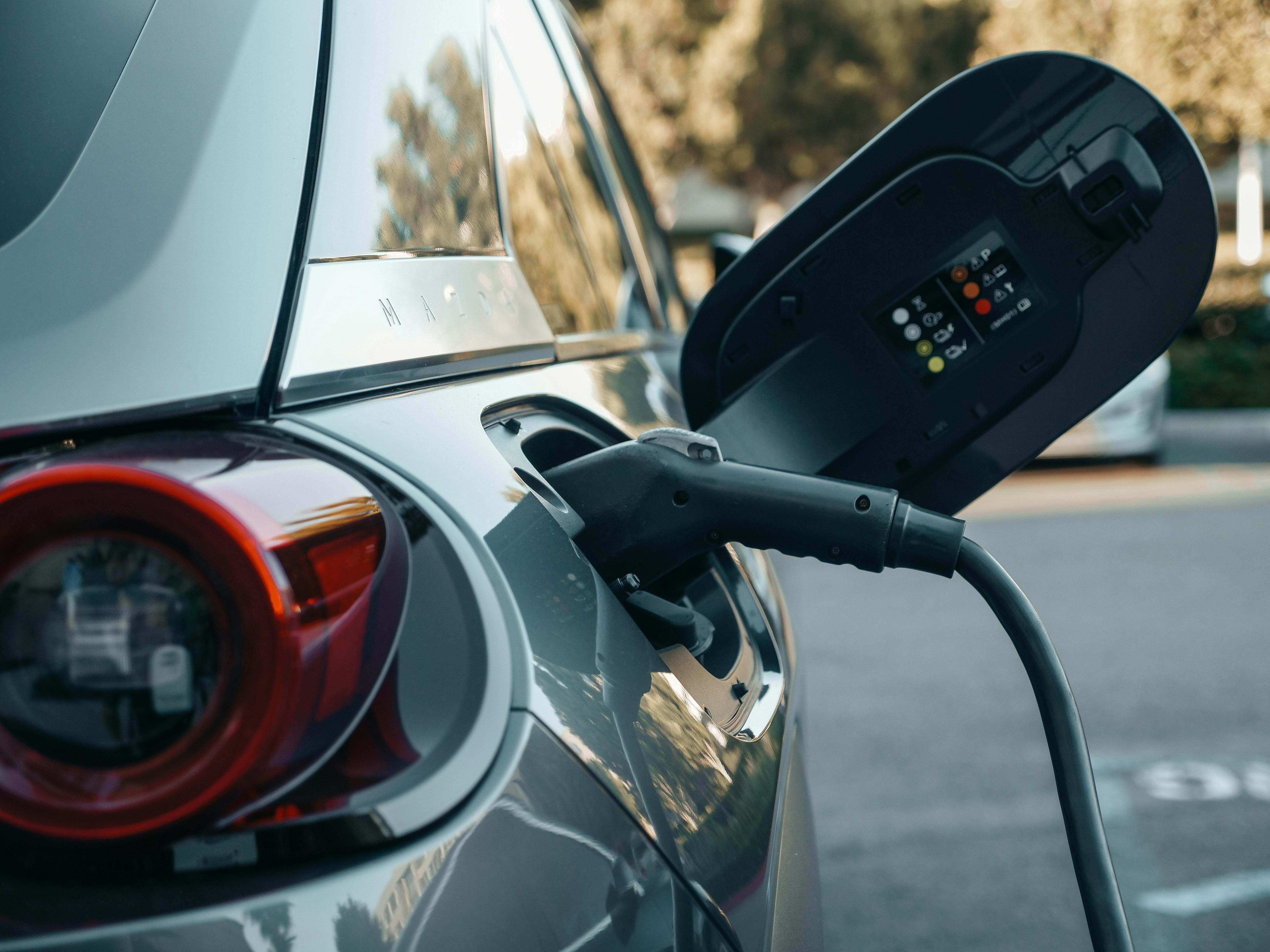 ¿Cargar el carro eléctrico en casa o en un lugar público? Tiempos y recomendaciones