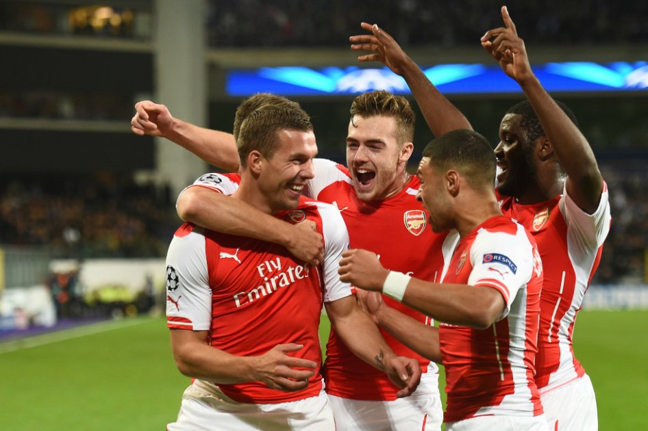 Arsenal remontó y derrotó 2-1 al Anderlecht en un emotivo final