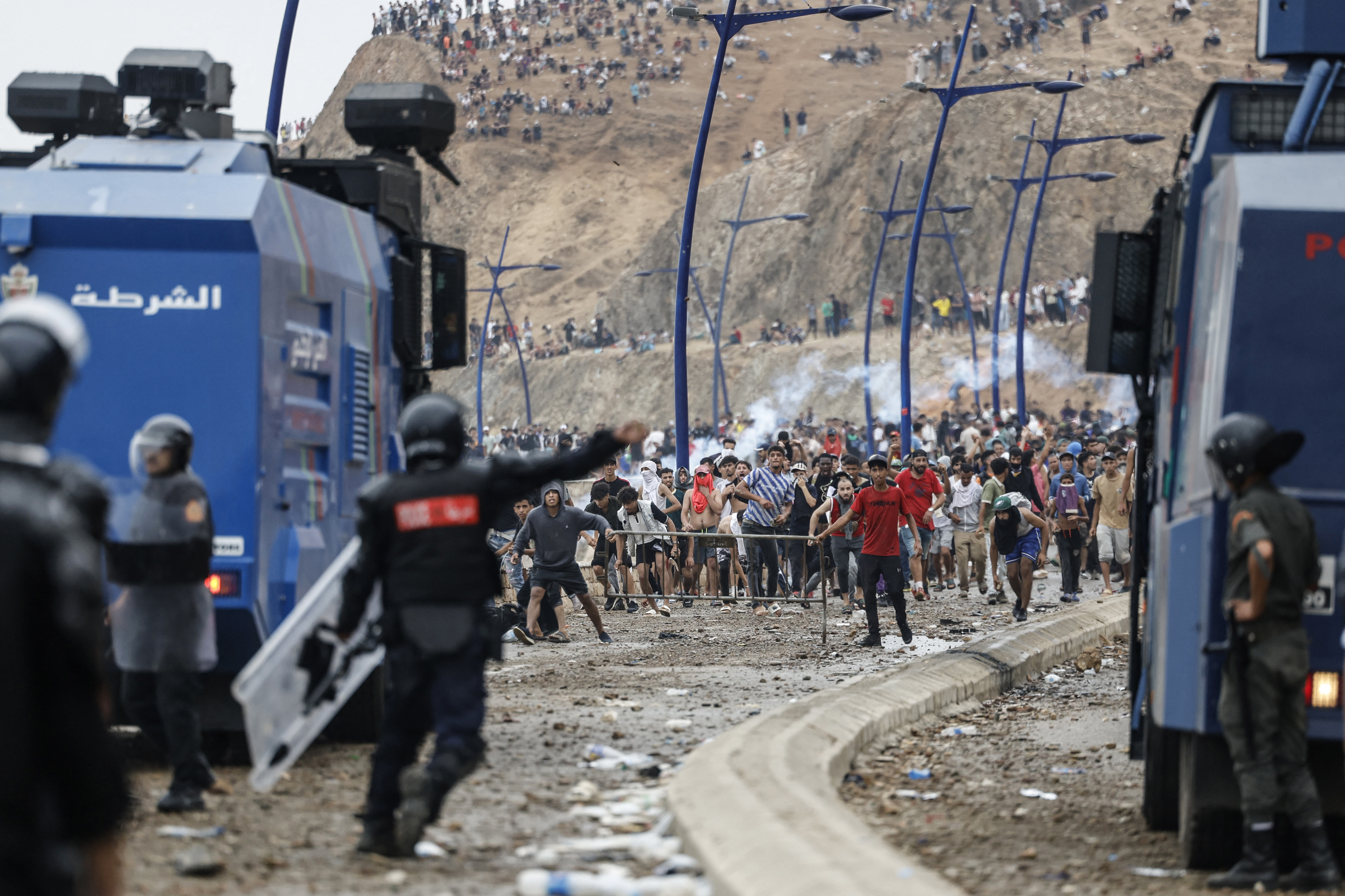 Así se vio el enfrentamiento entre las fuerzas de seguridad de Marruecos y los migrantes que querían cruzar a España.