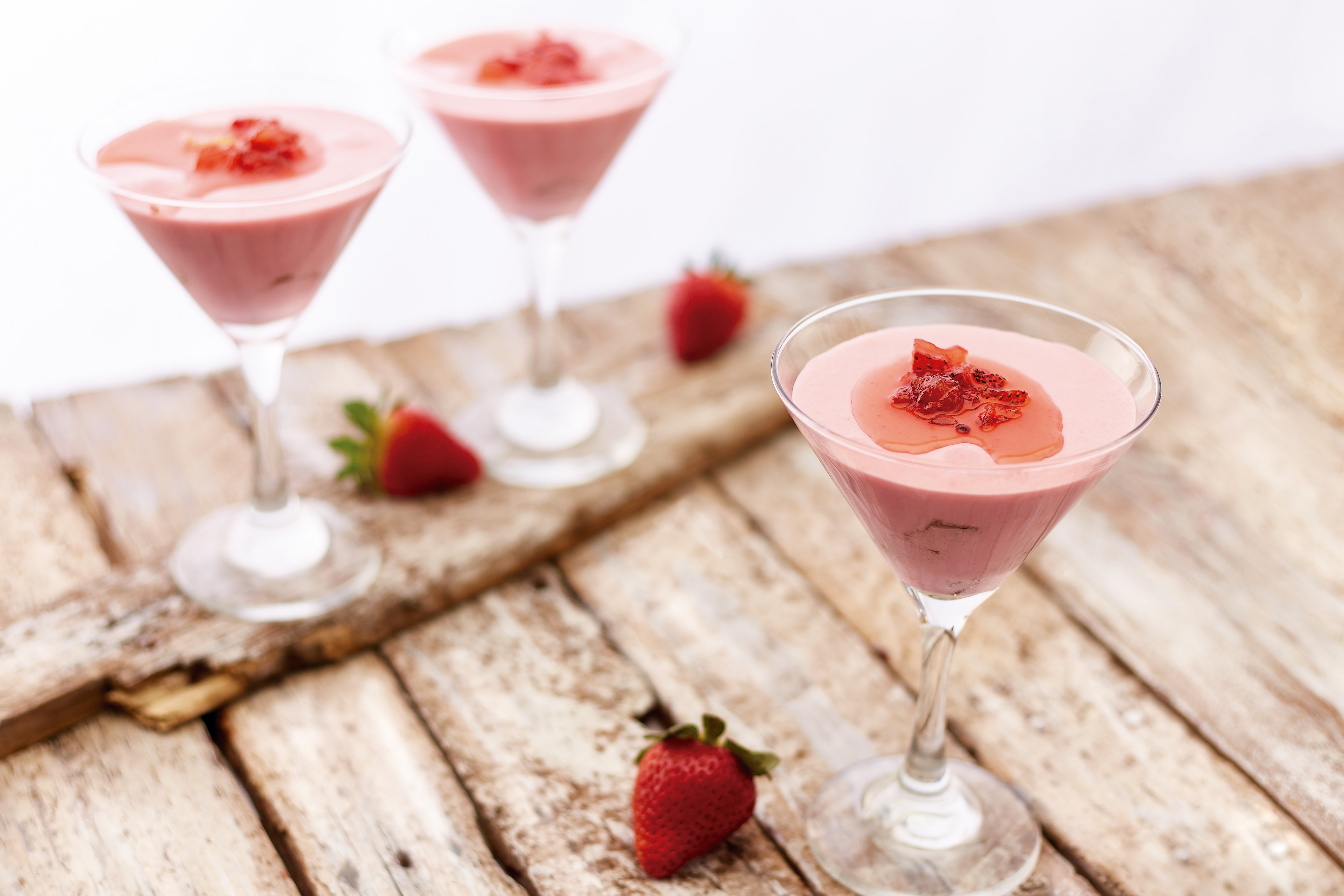Receta de mousse de fresa: un dulce postre con brownie