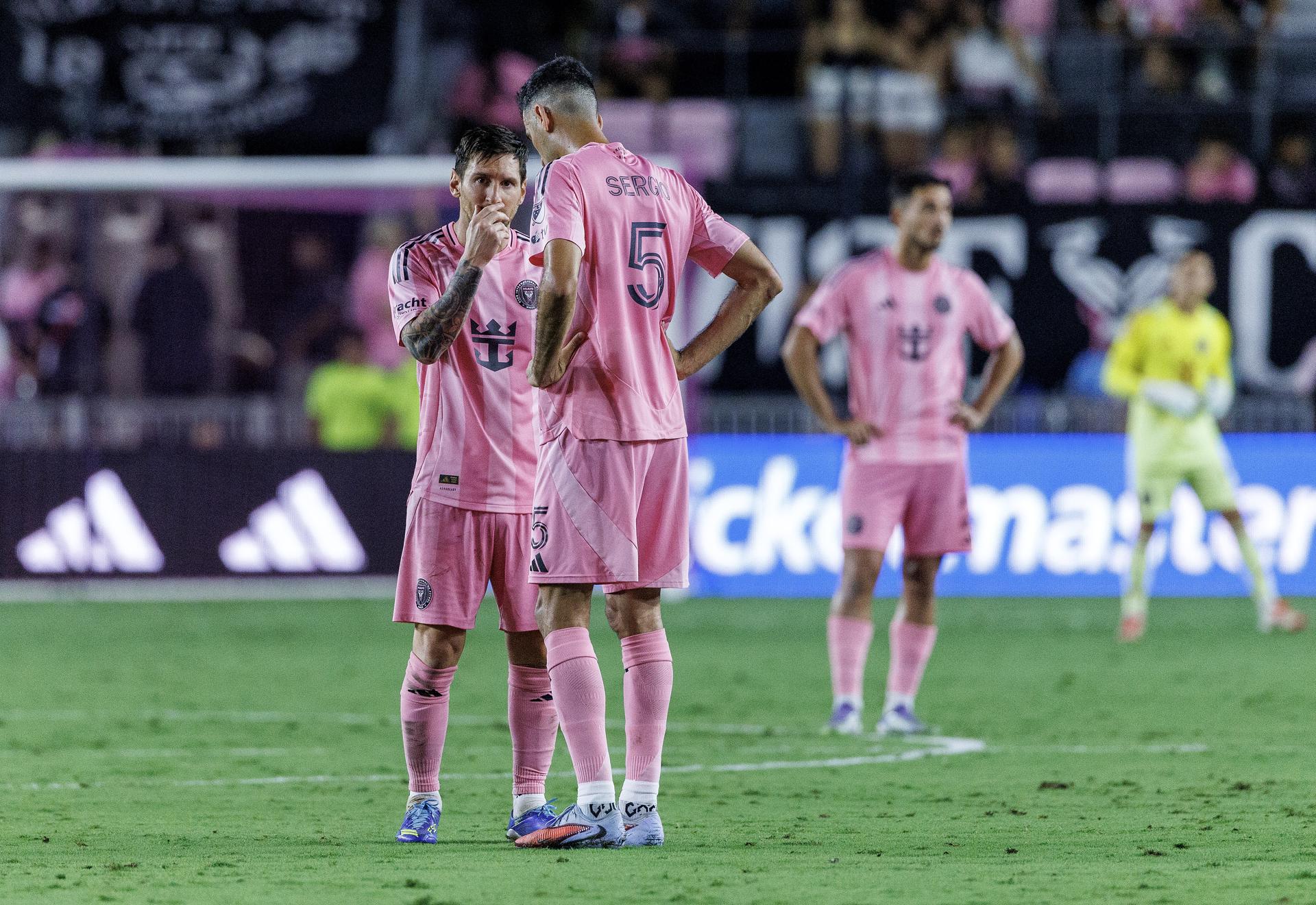 FORT LAUDERDALE (United States), 17/09/2025.- Inter Miami FC forward Lionel Messi (L) talks with Inter Miami FC midfielder Sergio Busquets during the soccer match between the Inter Miami CF and the Seattle Sounders FC in Fort Lauderdale, Florida, USA, 16 September 2025. EFE/EPA/CRISTOBAL HERRERA-ULASHKEVICH