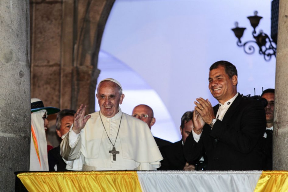 El papa Francisco junto al presidente de Ecuador Rafael Correa, en el Palacio de Gobierno en Quito / EFE