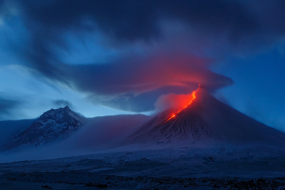 Ganador categoría paisaje: Denis Budkov, de Rusia. La imagen muestra a los volcanes en el parque natural de Kamchatka.