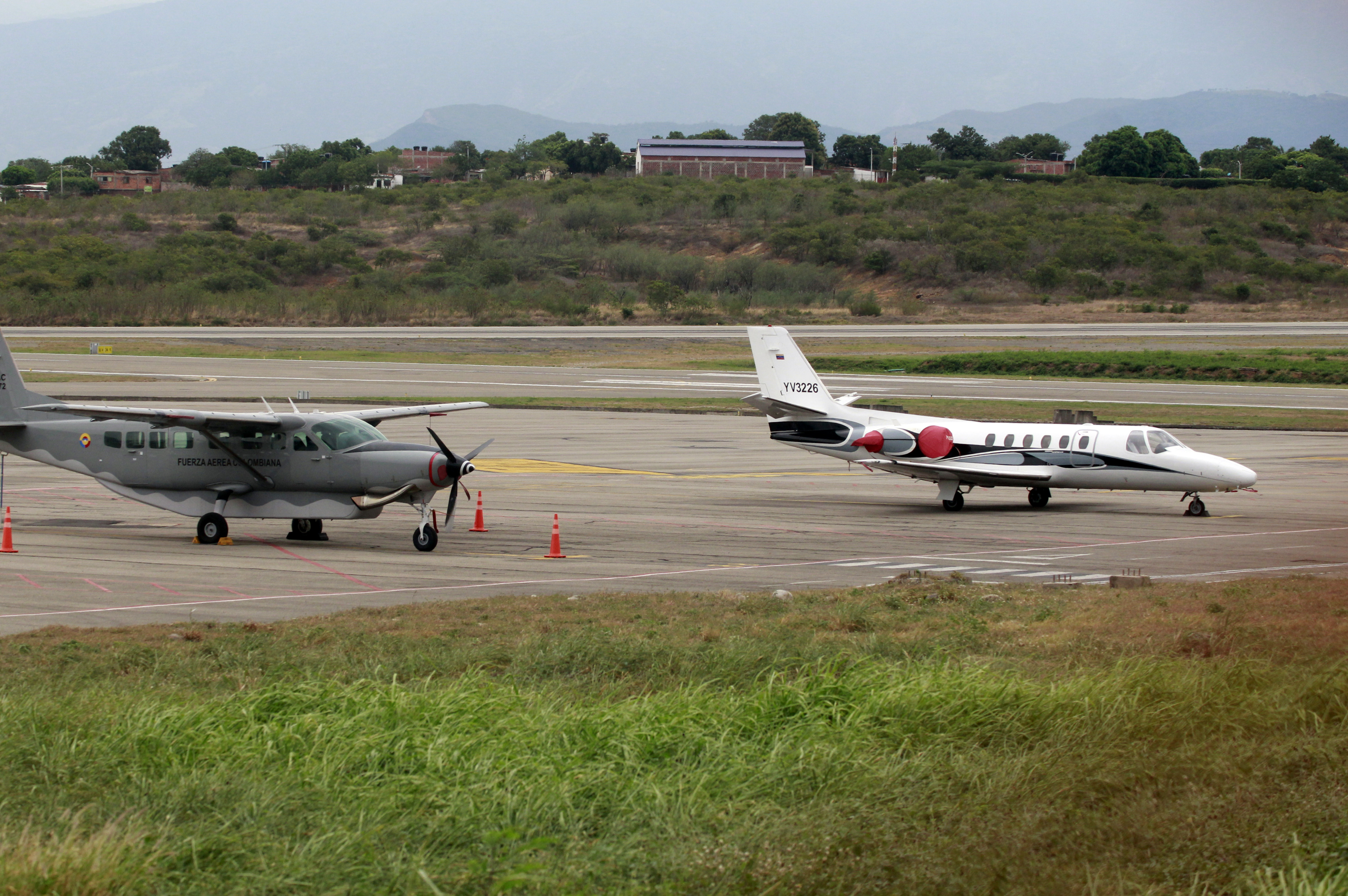 COL500. CÚCUTA. (COLOMBIA), 20/09/2024.- Fotografía que muestra un avión oficial venezolano (d), este viernes en el aeropuerto de la ciudad fronteriza colombiana de Cúcuta (Colombia). "La información que tenemos sobre el aterrizaje del avión venezolano en Cúcuta es que se trata de una emergencia. Esperamos reporte de la Aeronáutica Civil, que es la autoridad competente para el caso", manifestó en su cuenta de X el presidente colombiano, Gustavo Petro. EFE/Mario Caicedo
