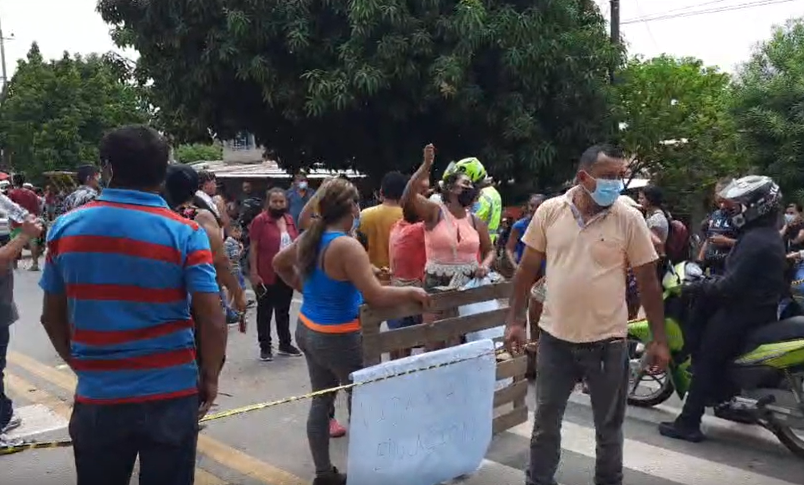 Padres de familia bloquean vía en Girardot por casos de intoxicación en colegio