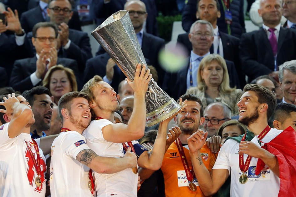Rakitic y Carriço celebraron con un beso el campeonato del Sevilla