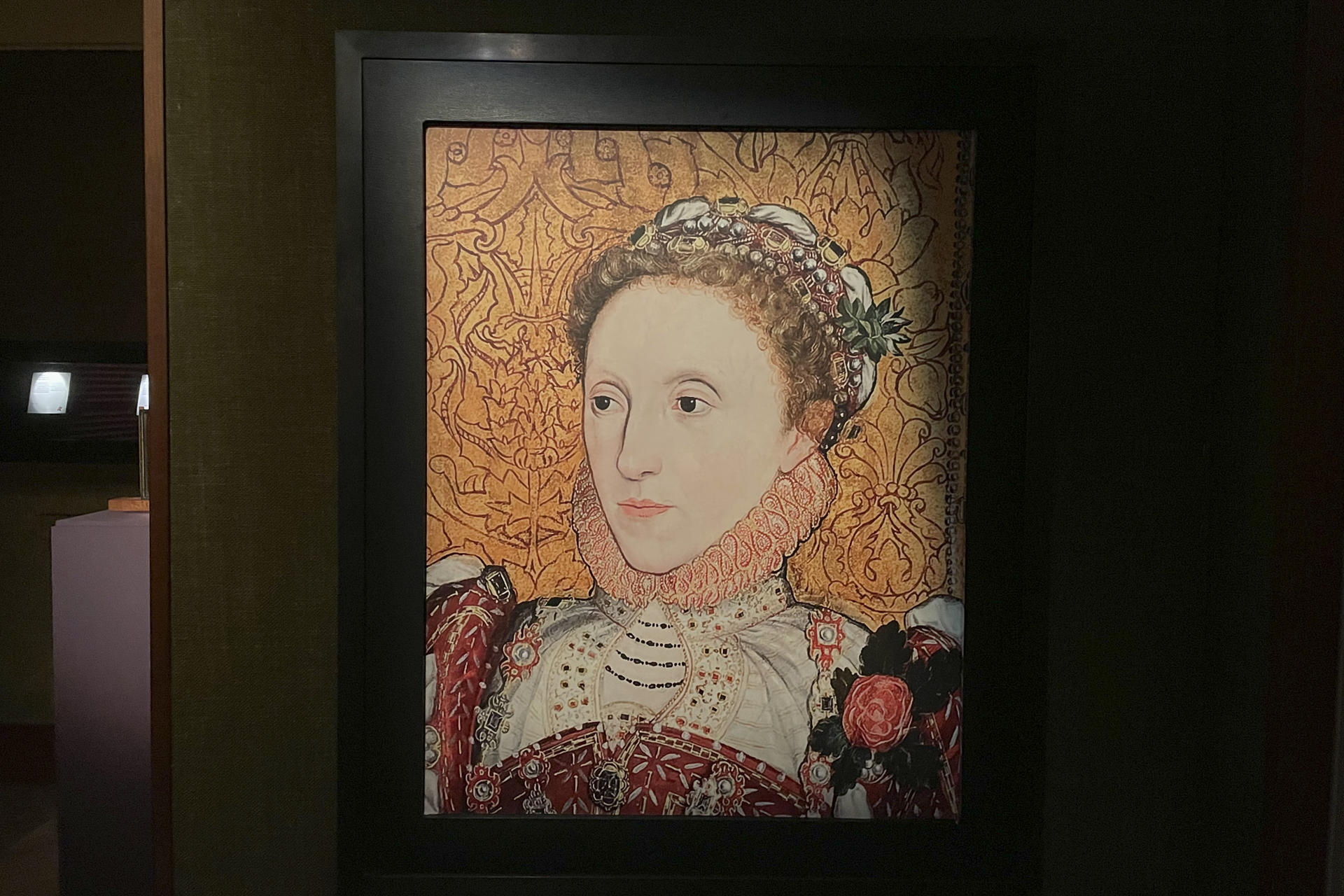 LONDRES, 11/05/2026.- Algunos de los cuadros de la exposición de pintura 'Isabel I: Reina y corte' en Philip Mould & Co en Londres. EFE/Luis Campello