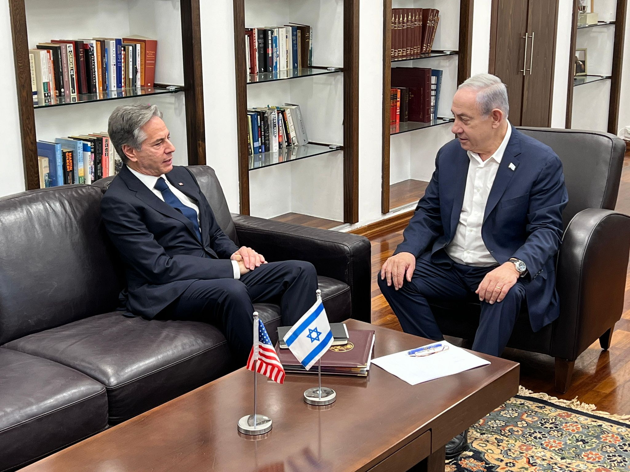Tel Aviv (Israel), 03/11/2023.- A handout photo made available by Israel's Government Press Office (GPO) shows Israeli Prime Minister Benjamin Netanyahu (R) and US Secretary of State Antony Blinken during a meeting in Tel Aviv, Israel, 03 November 2023. US Secretary of State Blinken arrived in Israel on 03 November, to 'reiterate US support for Israel's right to defend itself' and discuss the Israel-Palestinian conflict, including efforts to secure the immediate release of hostages and humanitarian assistance entering Gaza, the US State Department said. EFE/EPA/GPO/AMOS BEN GERSHOM HANDOUT -- BEST QUALITY AVAILABLE -- HANDOUT EDITORIAL USE ONLY/NO SALES HANDOUT EDITORIAL USE ONLY/NO SALES