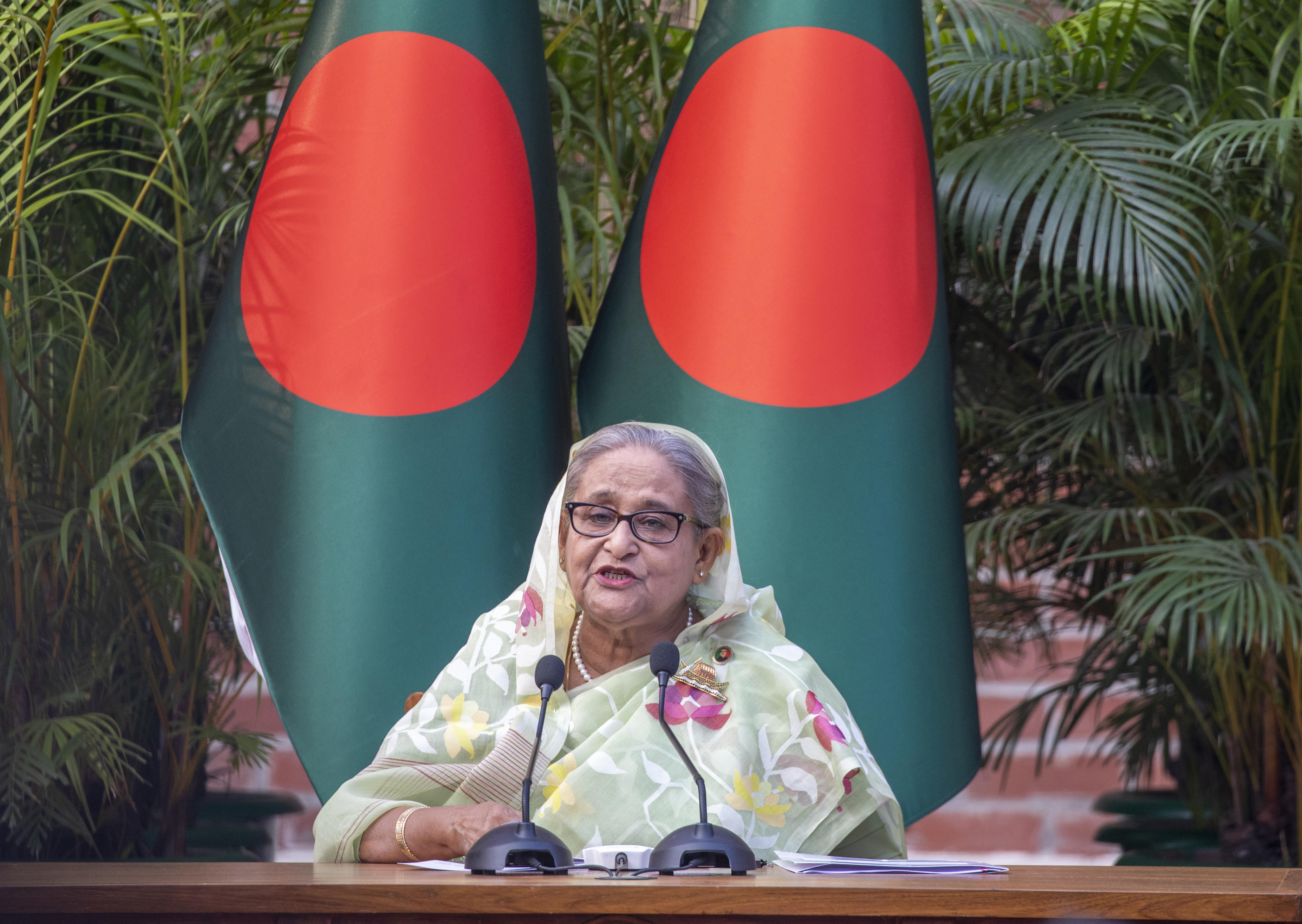 Dhaka (Bangladesh), 08/01/2024.- (FILE) Bangladesh Prime Minister Sheikh Hasina addresses a meeting with foreign observers and journalists in Dhaka, Bangladesh, 08 January 2024 (reissued 05 August 2024). Dhaka authorities have imposed a new curfew starting 06:00 p.m. local time on 04 August. As casualties mounted and law enforcement struggled to contain the unrest, the Bangladeshi government on 20 July 2024 had imposed an initial nationwide curfew and deployed military forces after violence broke out in Dhaka and other regions following student-led protests demanding reforms to the government's job quota system. (Protestas) EFE/EPA/MONIRUL ALAM
