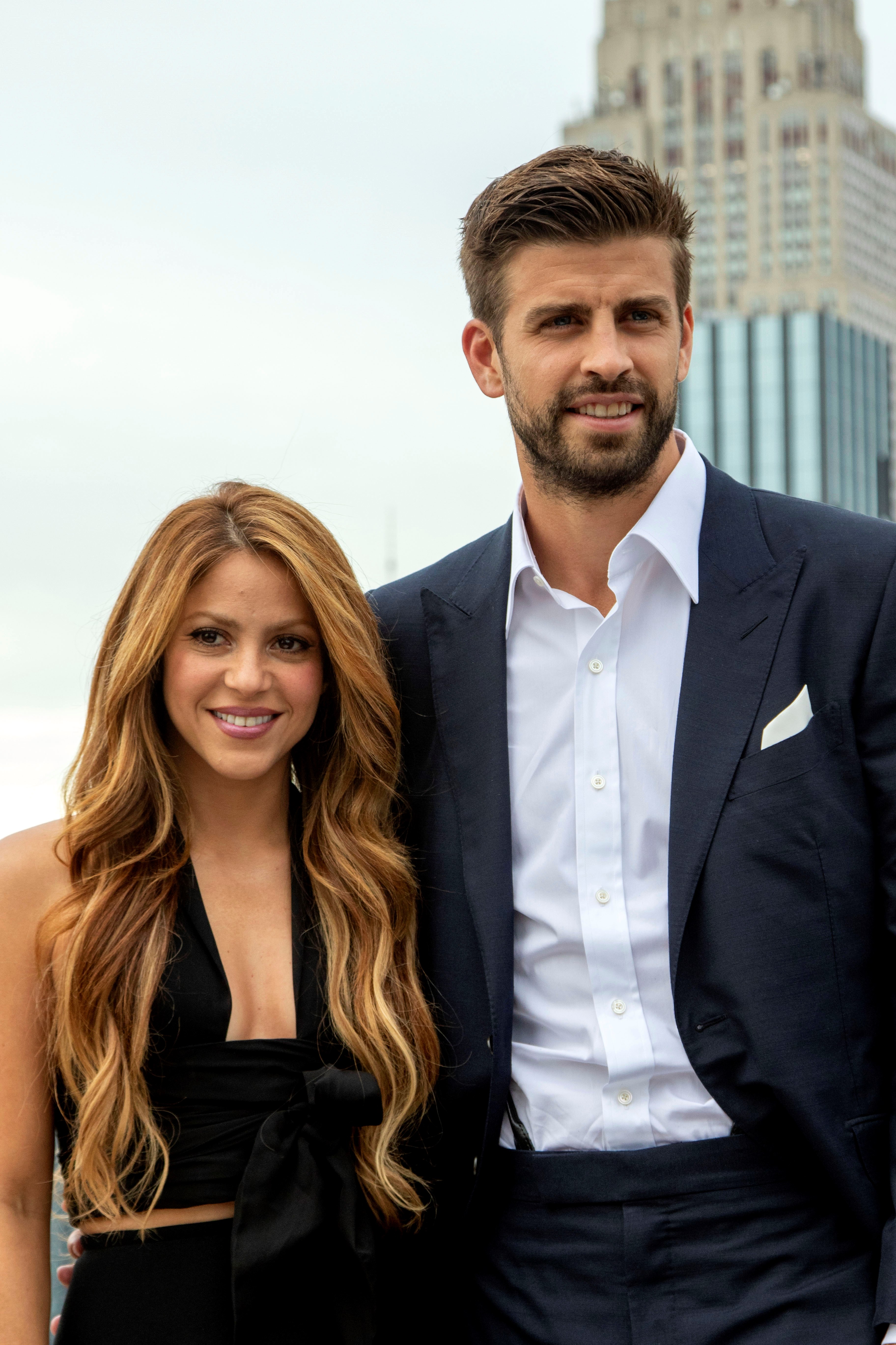 BARCELONA, 04/06/2022.- Fotografía de archivo (05/09/2019), de la cantante colombiana Shakira, junto al jugador del FC Barcelona, Gerard Piqué, que ha confirmado que se está separando de su pareja, Gerard Piqué, con el que ha tenido dos hijos, en un comunicado divulgado por la agencia de comunicación de la cantante. EFE/Miguel Rajmil