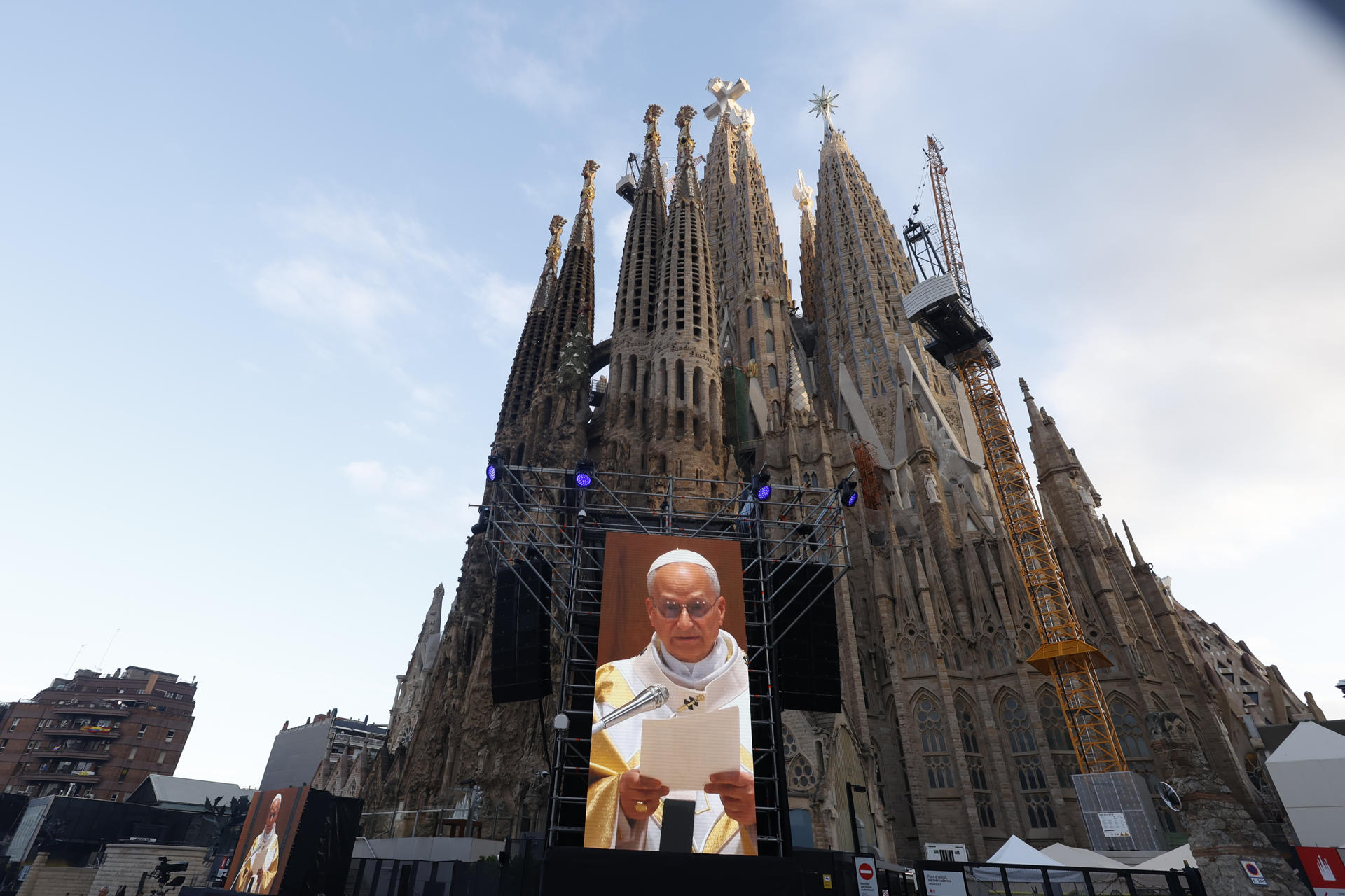 BARCELONA, 10/06/2026.- El papa León XIV oficia la misa solemne en la Sagrada Familia por el centenario de la muerte del arquitecto Antoni Gaudí, este miércoles en Barcelona dentro de su visita oficial a España. Al finalizar la misa llegará el acto de bendición de la Torre de Jesús, que se eleva a 172,5 metros y que es la culminación de la Iglesia católica más alta del mundo. EFE/Quique García
