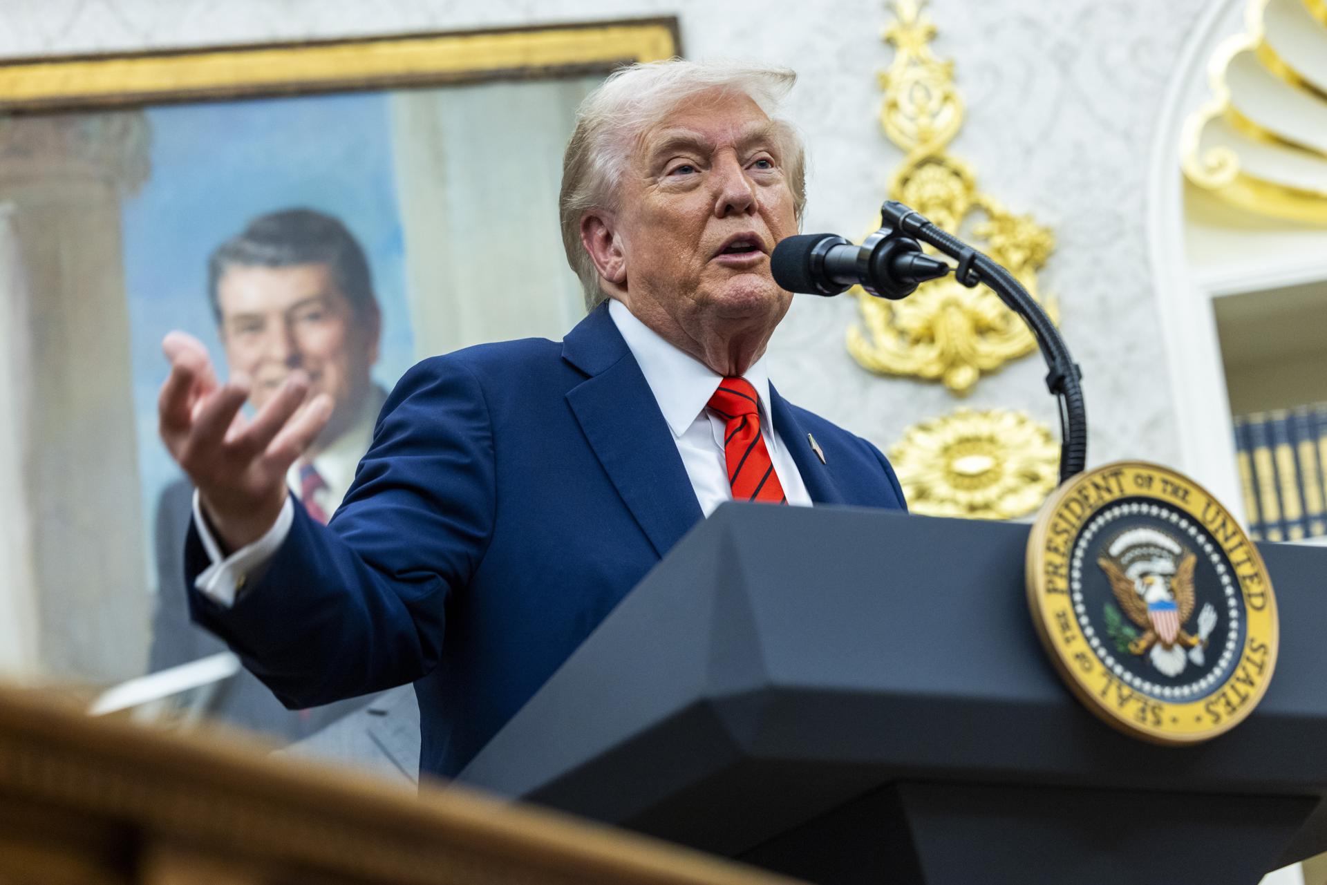 WASHINGTON (United States), 11/10/2025.- US President Donald Trump responds to a question from the news media following the announcement of a drug pricing deal during a press conference in the Oval Office of the White House in Washington, DC, USA, 10 October 2025. The deal, made with AstraZeneca CEO Pascal Soriot, includes deep price cuts for the Medicaid health plans and discounted prices through the TrumpRx website opening next year. EFE/EPA/SHAWN THEW / POOL
