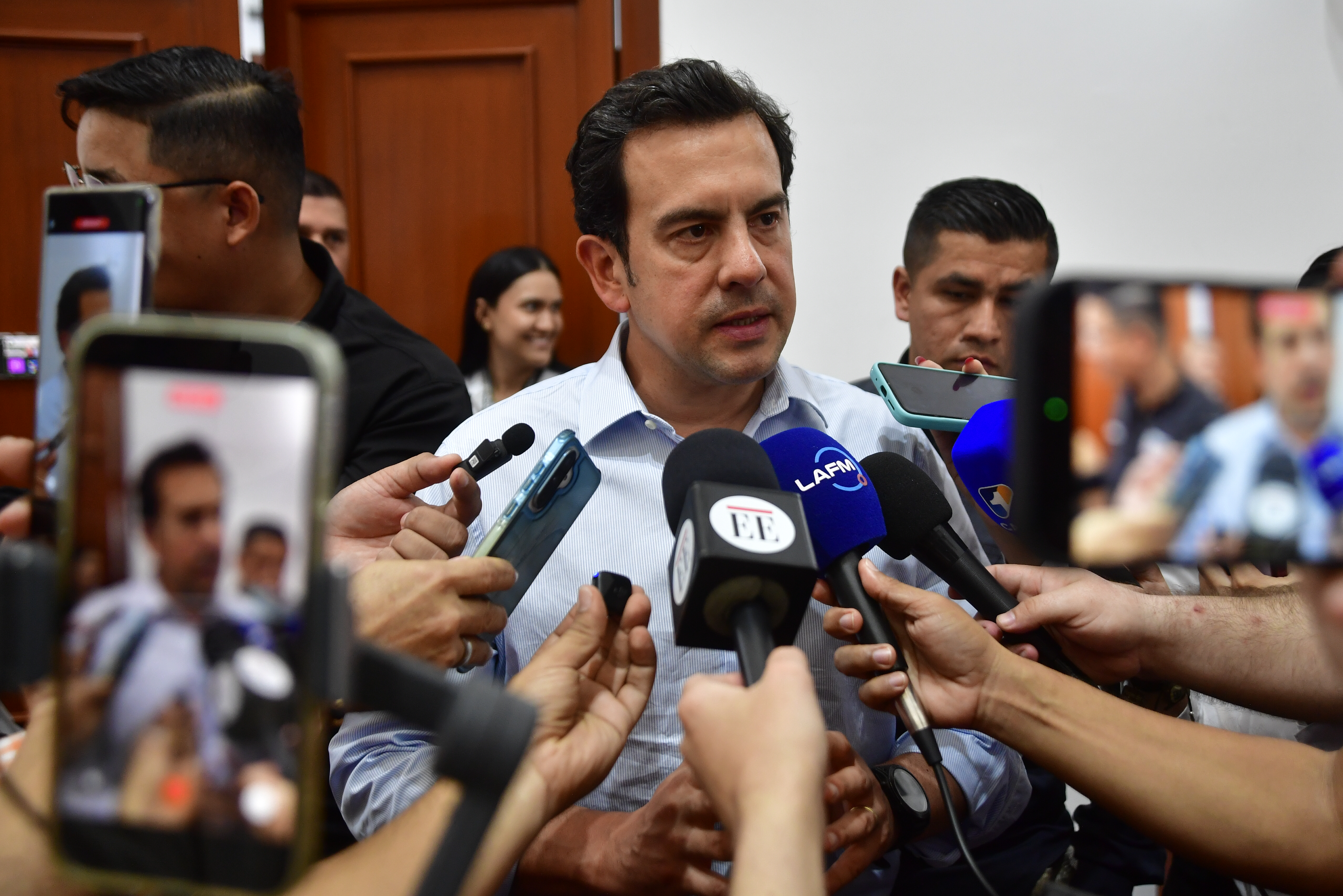 Ministro Lara suspendió temporalmente la contratación en Mininterior hasta el 20 de agosto
