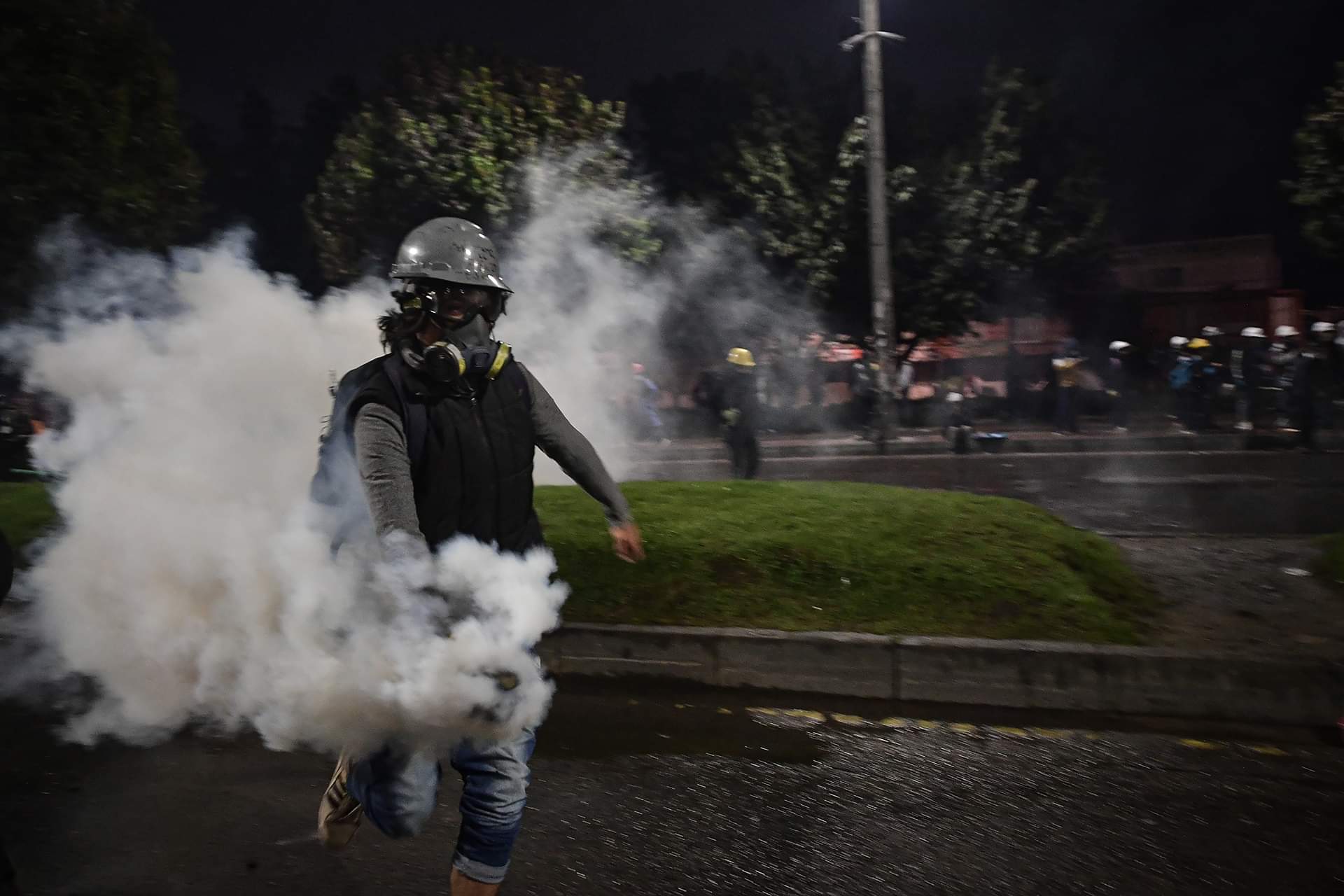 Un hombre con un gas en la mano