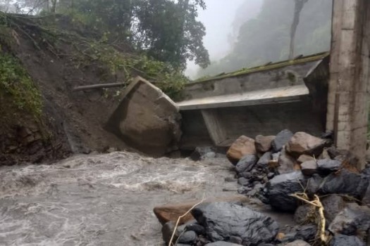 Alerta en Cundinamarca: colapsó puente que comunica a Sasaima con La Vega
