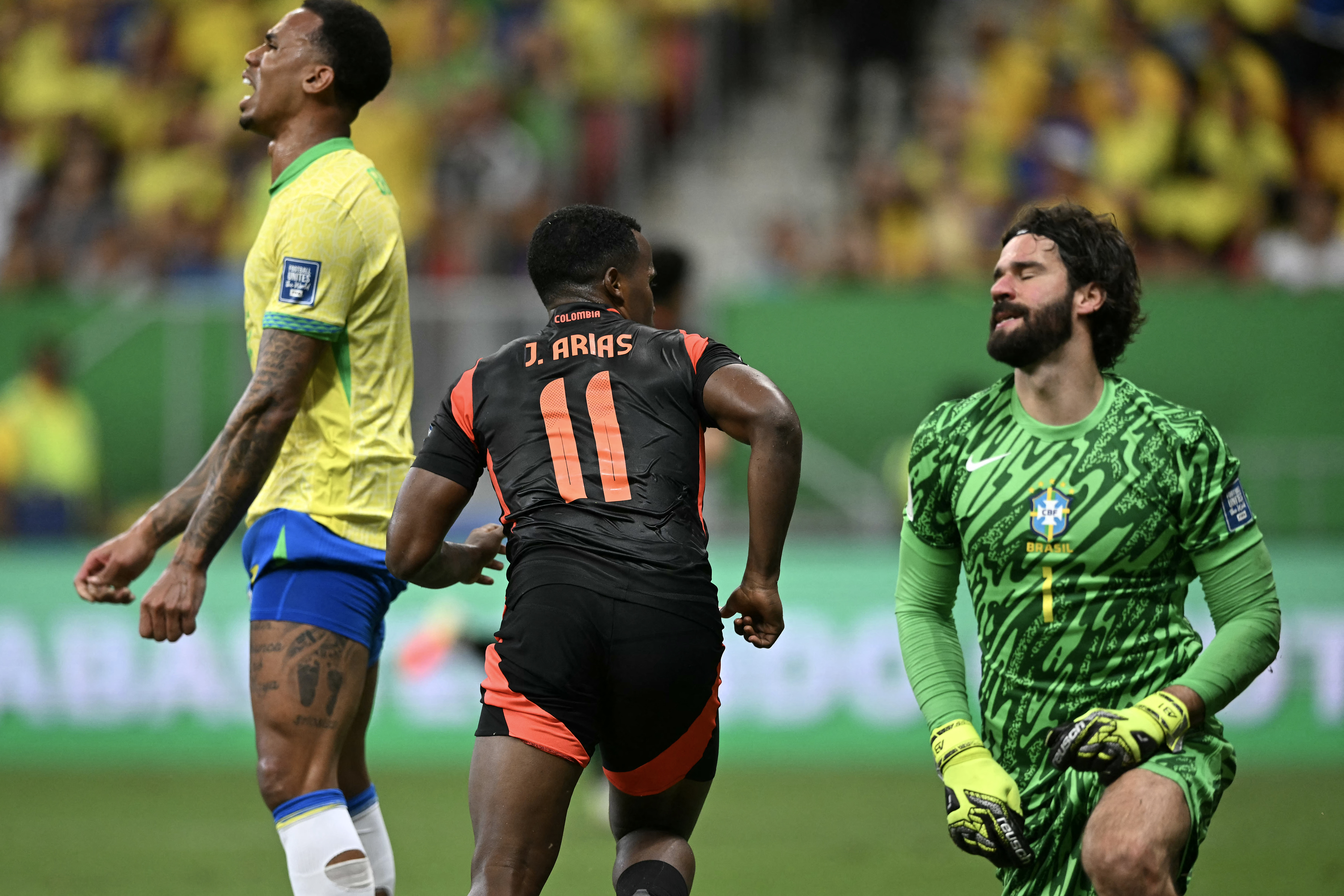 El portero Alisson Becker (der.) estuvo involucrado en la jugada más polémica del partido entre Brasil y Colombia.