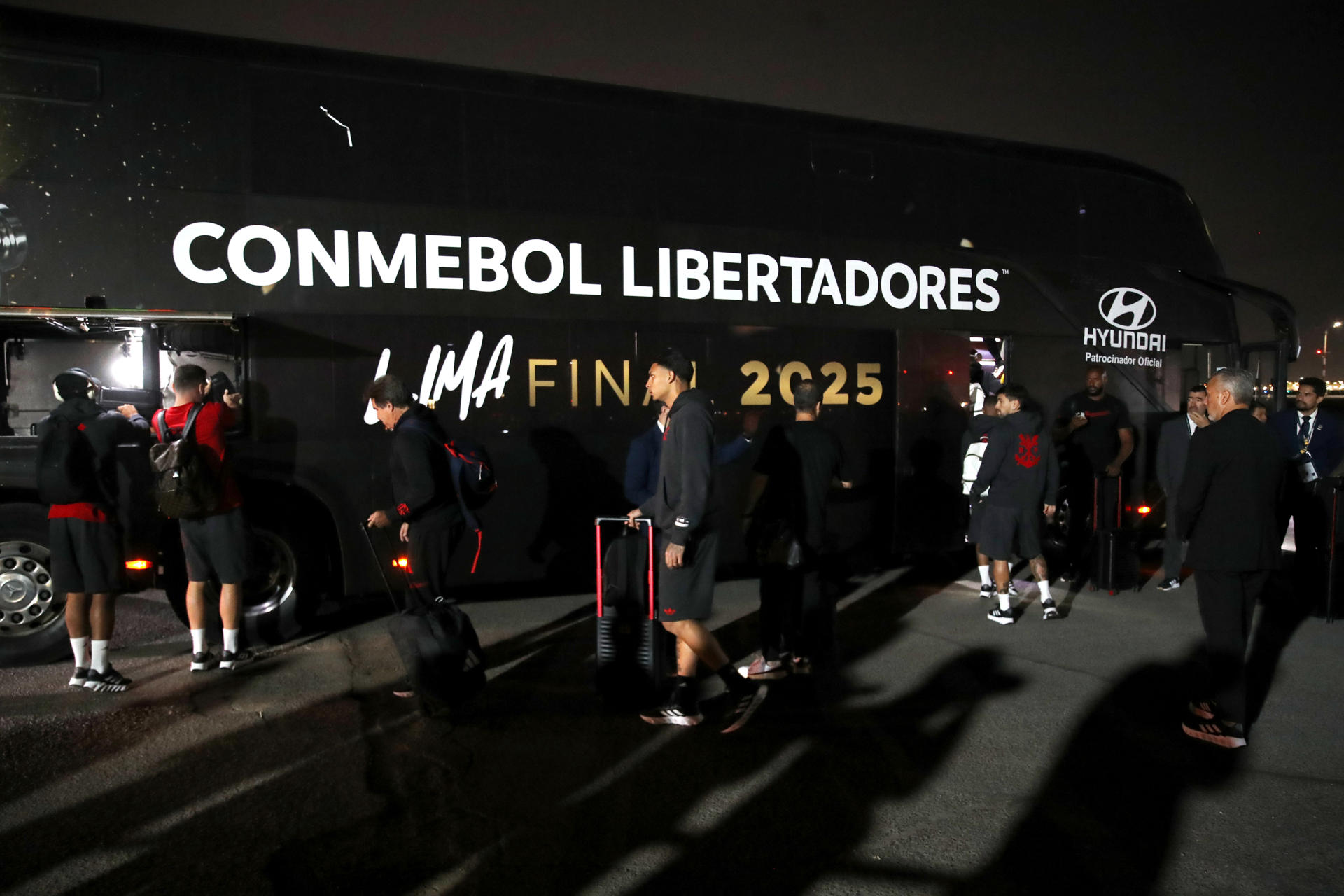 AME3207. LIMA (PERÚ), 26/11/2025.- Jugadores deFlamengo llegan a Lima este miércoles, previo al partido de la Copa Libertadores contra Palmeiras que se disputará el sábado en el estadio Monumental en Lima (Perú). EFE/ Paolo Aguilar
