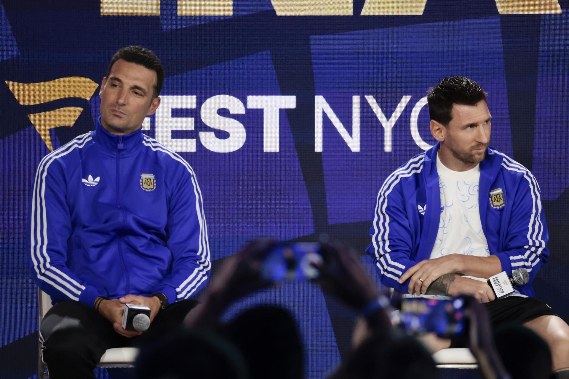 AME289. NUEVA YORK (ESTADOS UNIDOS), 17/07/2026.- EL seleccionador de Argentina, Lionel Scaloni (i), y Lionel Messi participan en una rueda de prensa este vienes, en Nueva York (EE.UU.). EFE/ Lavandeira Jr