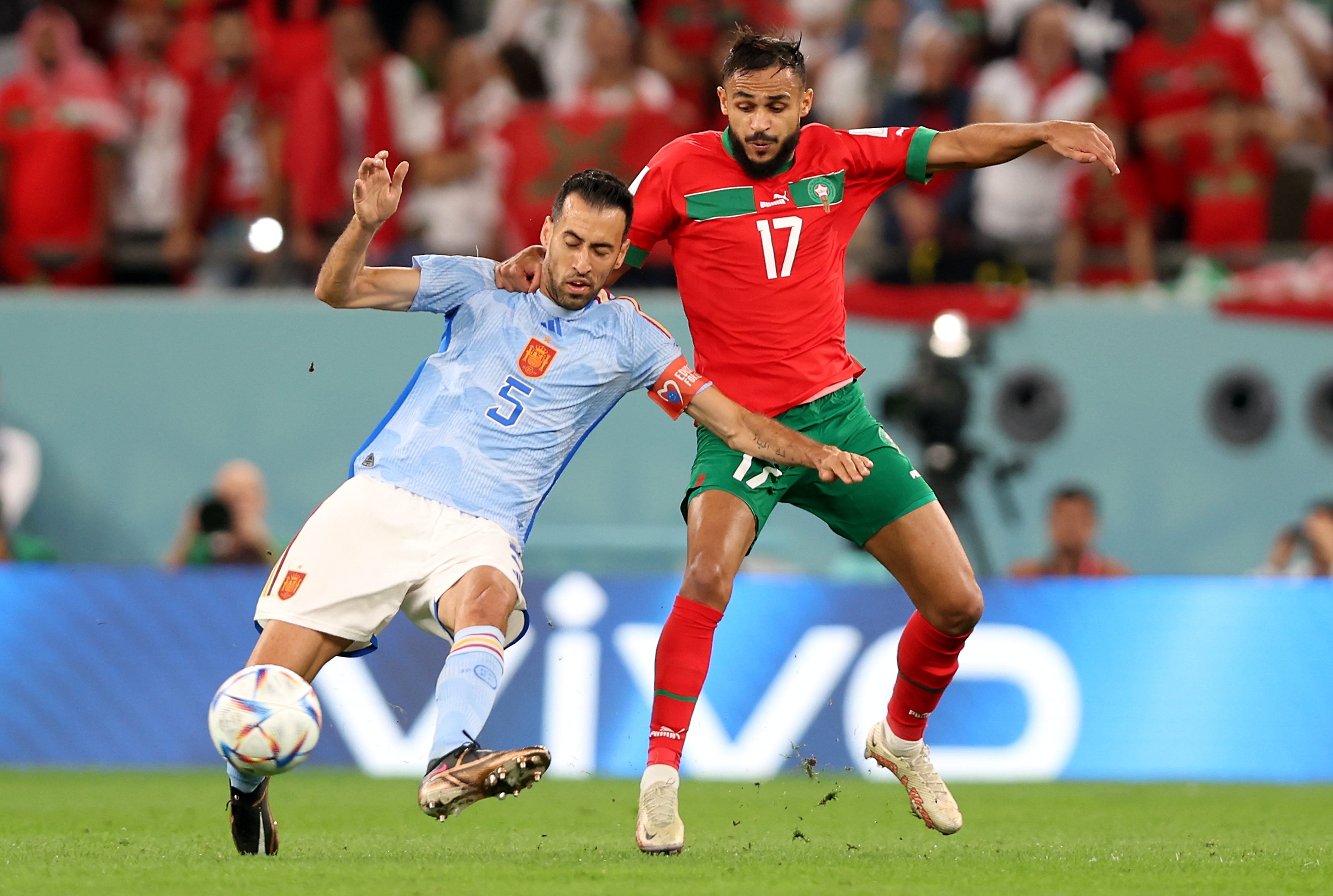 Doha (Qatar), 06/12/2022.- Sofiane Boufal (R) of Morocco in action against Sergio Busquets of Spain during the FIFA World Cup 2022 round of 16 soccer match between Morocco and Spain at Education City Stadium in Doha, Qatar, 06 December 2022. (Mundial de Fútbol, Marruecos, España, Catar) EFE/EPA/Tolga Bozoglu