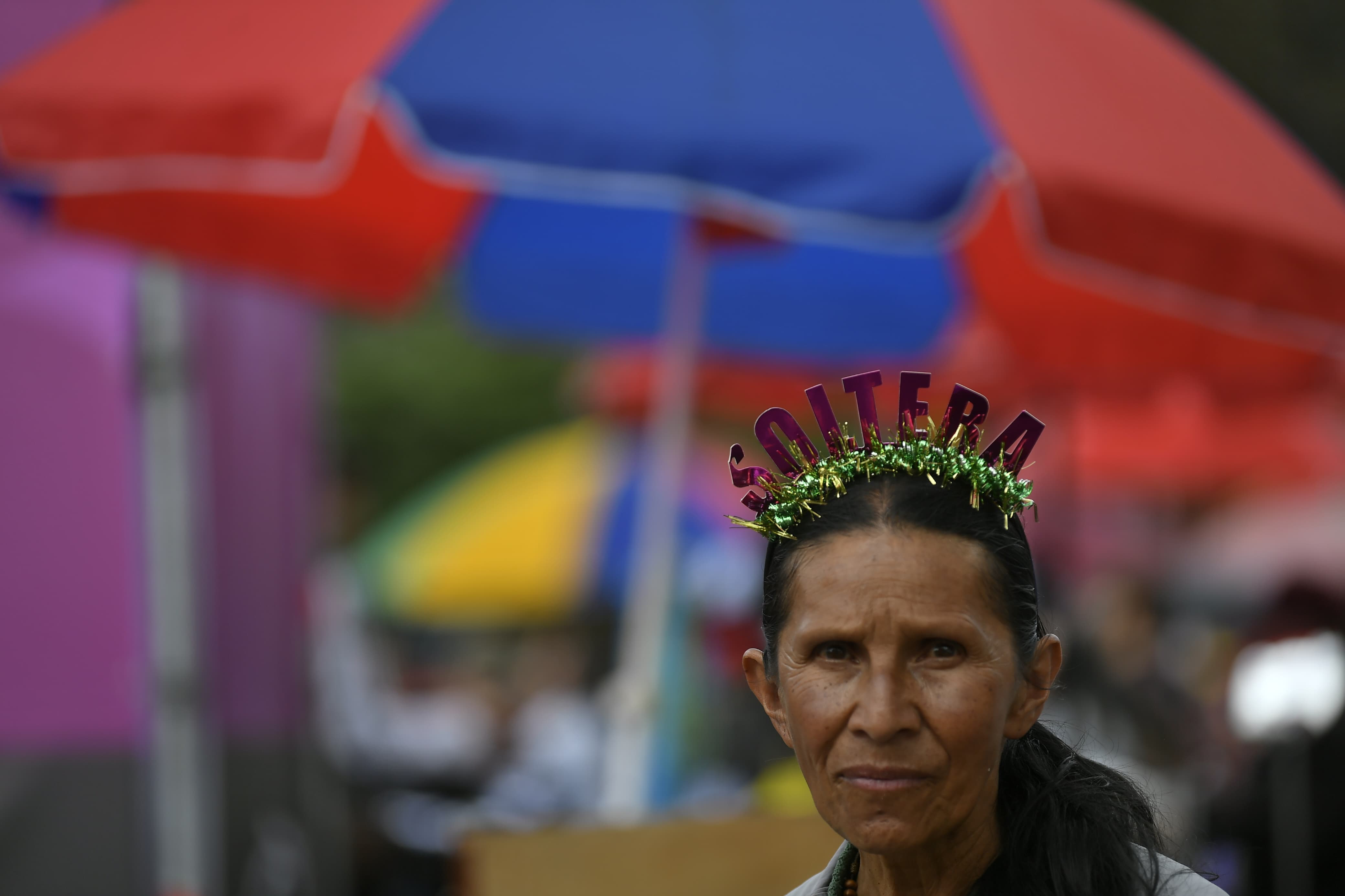 En las calles también fueron instalados improvisados salones de belleza, a donde llegaron hombres y mujeres para que los peinaran o maquillaran mientras esperaban a que abrieran las puertas del estadio.