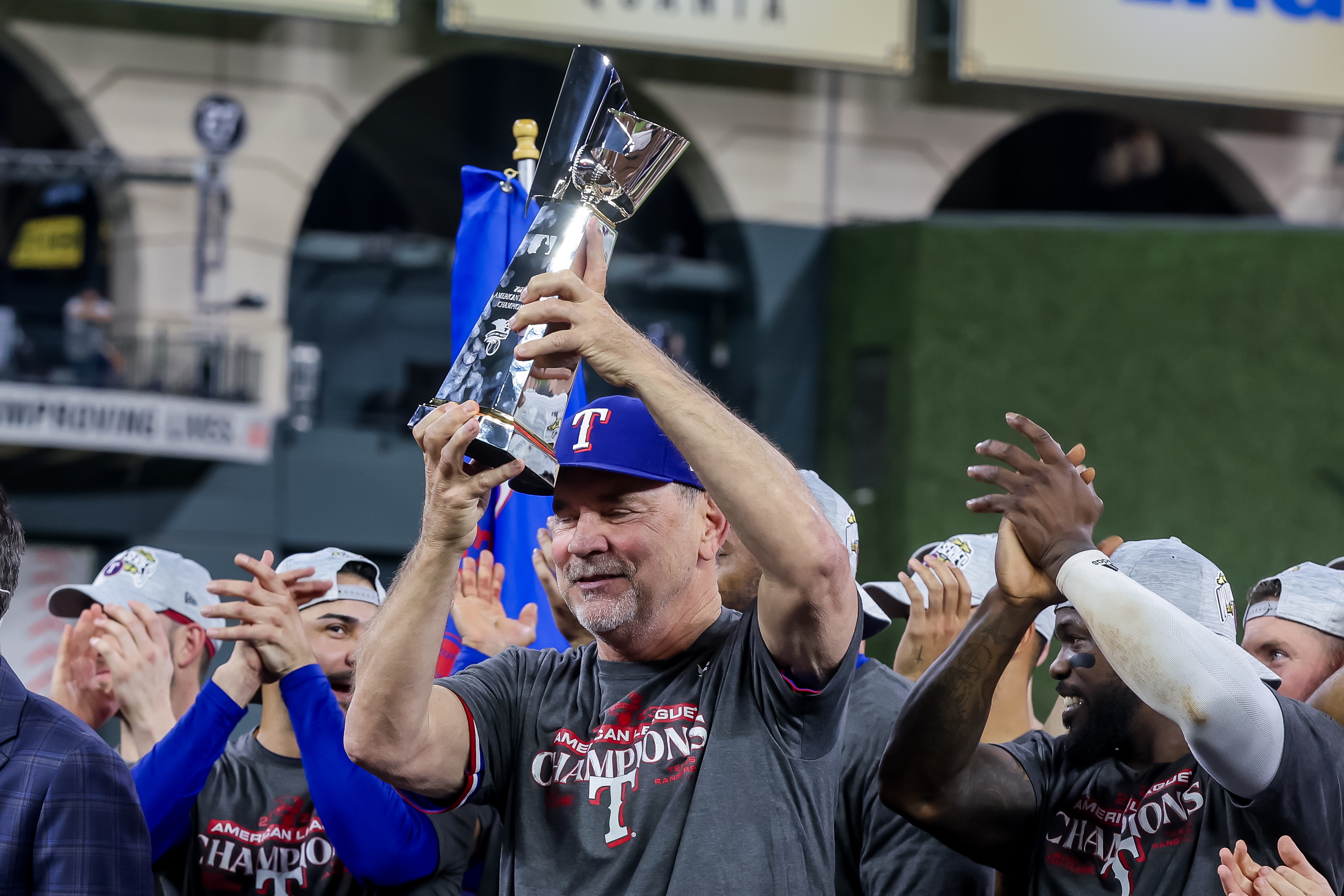 Houston (United States), 23/10/2023.- Texas Rangers manager Bruce Bochy holds up the American Championship Trophy after the Texas Rangers defeated the Houston Astros during game seven of the Major League Baseball (MLB) American League Championship Series playoffs between the Texas Rangers and the Houston Astros at Minute Maid Park in Houston, Texas, USA, 23 October 2023. The best-of-seven series is tied at three games each. (Liga de Campeones) EFE/EPA/ADAM DAVIS