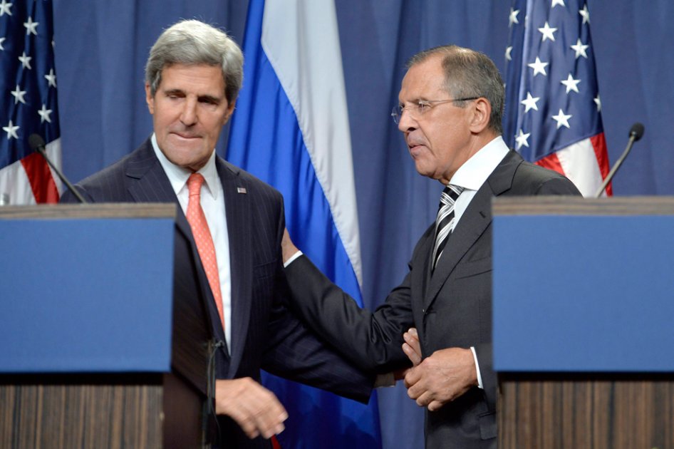 Secretario de Estado de EE.UU., John Kerry con el ministro de Exteriores ruso, Sergei Lavrov.
