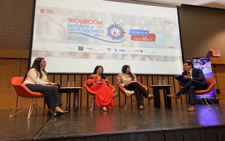 La agenda académica del evento incluyó conferencias y paneles de expertos en diversas áreas.