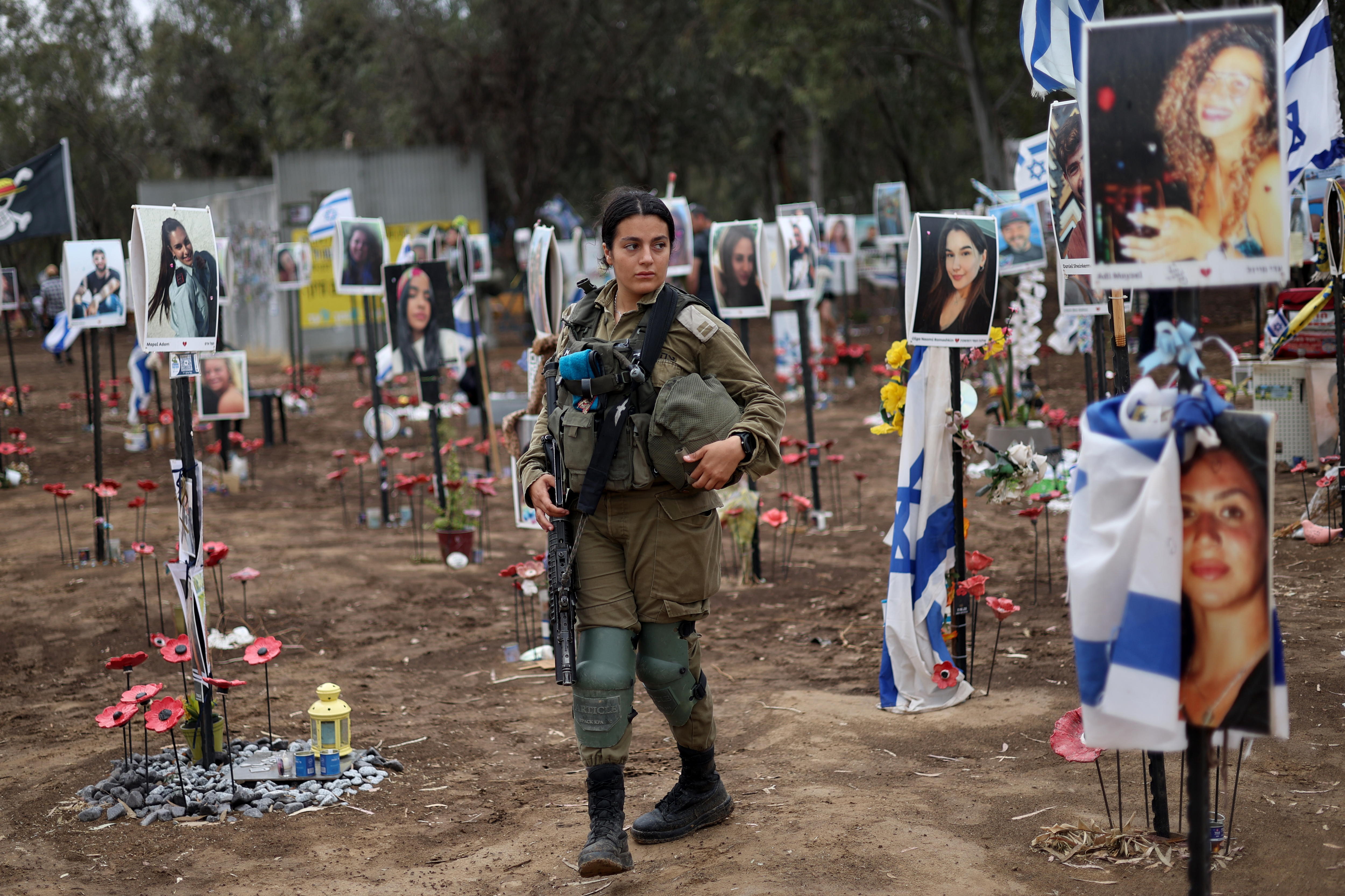 Re'im (Israel), 13/05/2024.- An armed Israeli soldier at the memorial site for the victims of the Nova music festival killed in the 07 October Hamas attacks, on the occasion of Israel's Memorial Day, in Re'im, near the border with the Gaza Strip, southern Israel, 13 May 2024. More than 350 people were killed and several others taken hostage when militants from the Palestinian Islamist group Hamas attacked the music festival on 07 October 2023, according to the Israel Defence Forces (IDF). Israel marks Memorial Day (Yom HaZikaron) in remembrance of its fallen soldiers and victims of terrorism. According to the Israeli Ministry of Defense, 1,533 people, 711 security personnel and 822 civilians, have been killed since the 07 October Hamas attacks. (Terrorismo) EFE/EPA/ATEF SAFADI