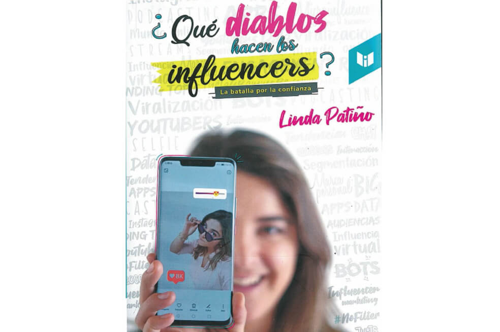 Linda Patiño, periodista de la Universidad de la Sabana y docente de temas digitales, es la imagen de la portada de su propio libro, editado por Intermedio.