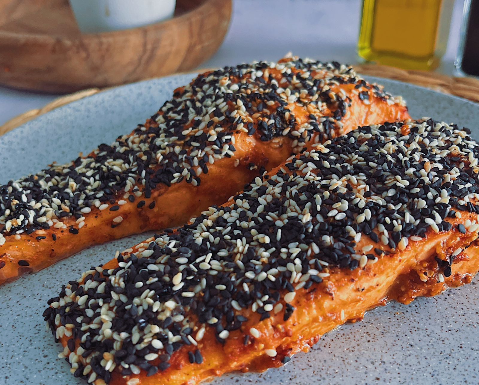 Cocina este delicioso salmón encostrado en “air fryer”