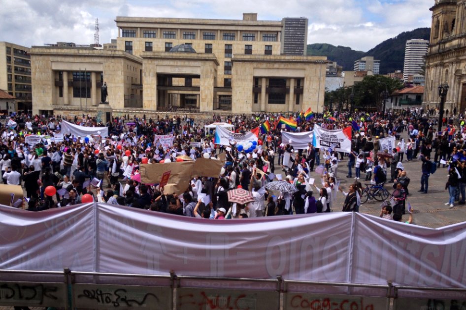 Gresca entre Iván Cepeda y grupo en contra del matrimonio igualitario