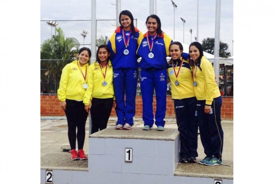 Sara Bedoya y Manuela Ríos, en lo más alto del podio del Campeonato Suramericano de Clavados. Foto: oficina de prensa.
