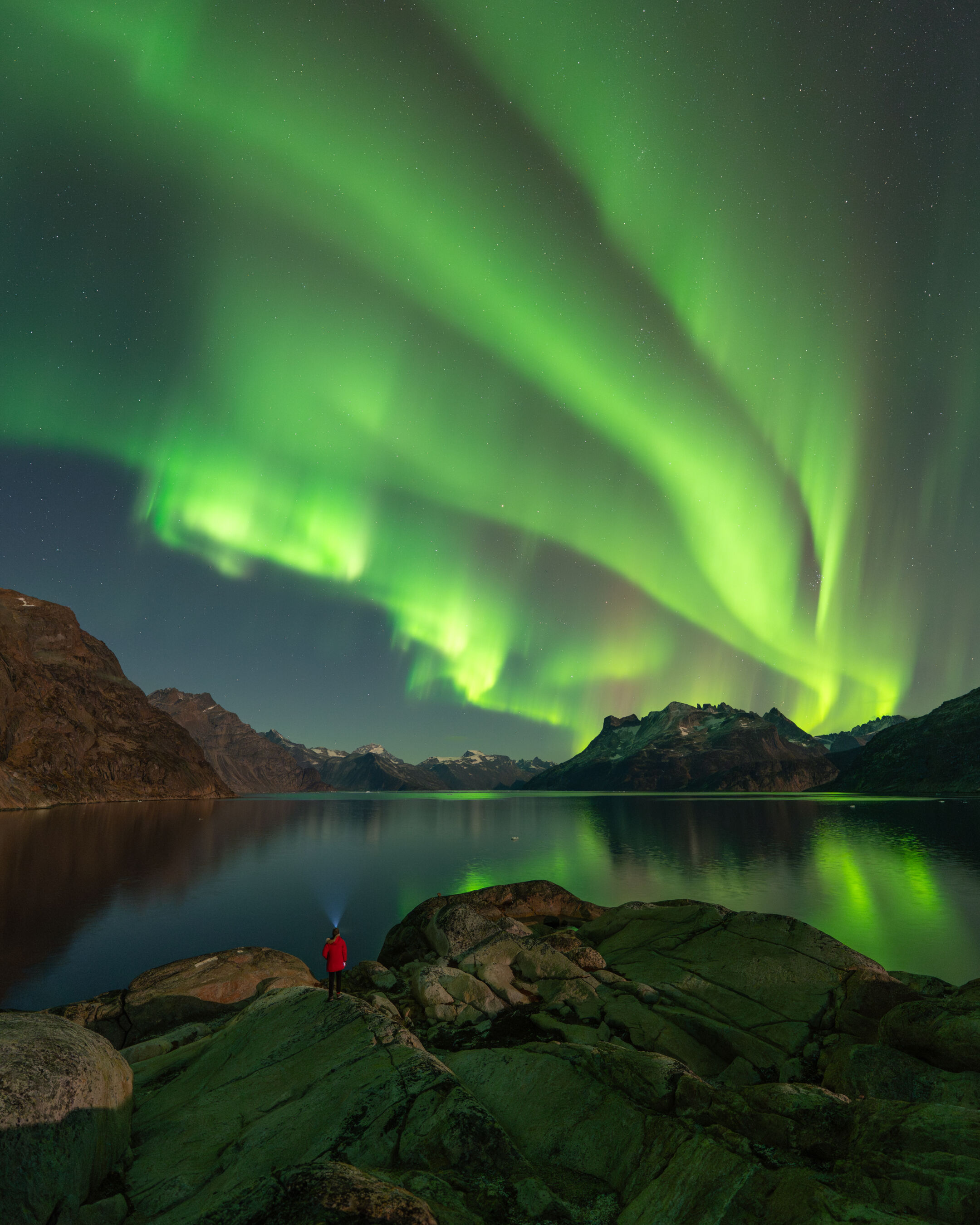 El pronóstico de auroras era prometedor, así que pasé varias horas saltando de una roca cubierta de hielo a otra, buscando el lugar ideal para hacer fotos. La suerte estuvo de mi lado, ya que la ausencia de viento me permitió capturar también algunos reflejos.