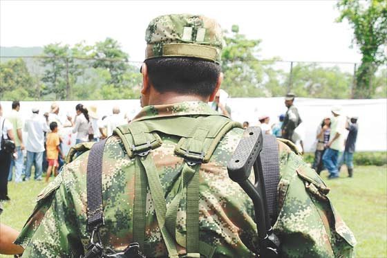 Santos autoriza la baja de 15 coroneles del Ejército