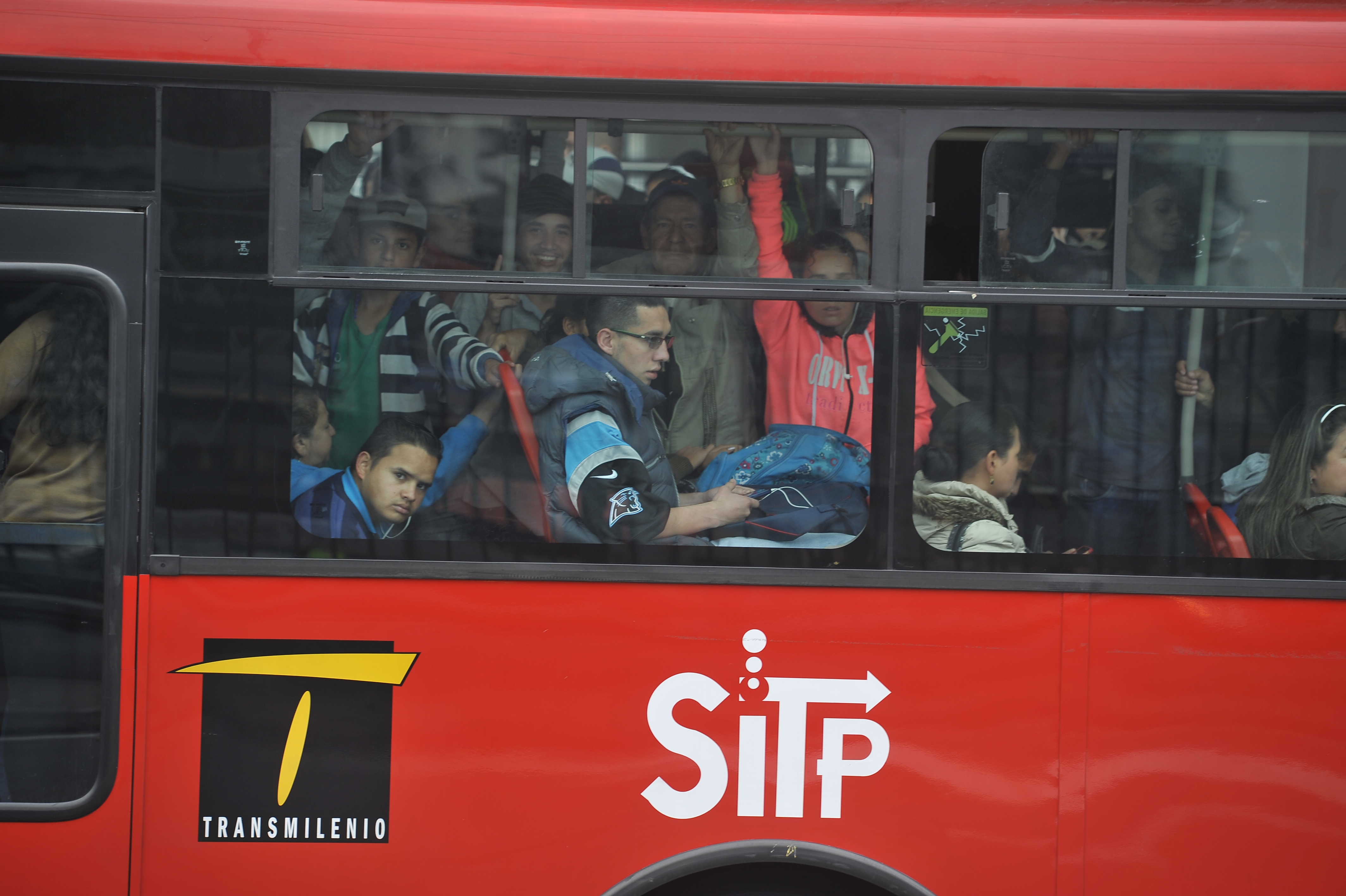 Indignación por joven que se grabó en el techo de un Transmilenio en Bogotá