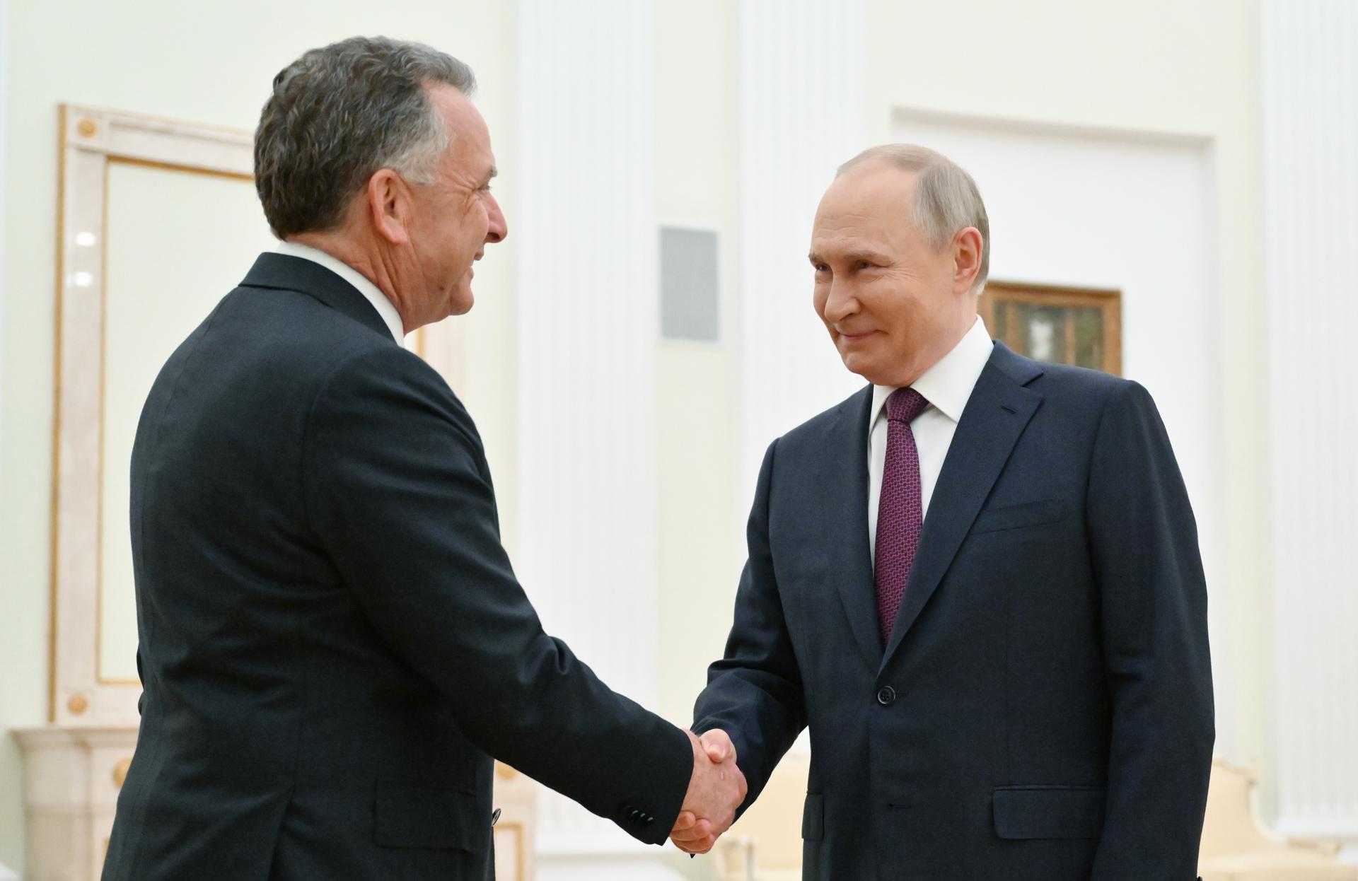 MOSCOW (Russian Federation), 25/04/2025.- Russian President Vladimir Putin (R) shakes hands with US President Special Envoy Steve Witkoff (L) before a meeting at the Kremlin in Moscow, Russia, 25 April 2025. (Rusia, Ucrania, Moscú) EFE/EPA/KRISTINA KORMILITSYNA / SPUTNIK / KREMLIN POOL MANDATORY CREDIT