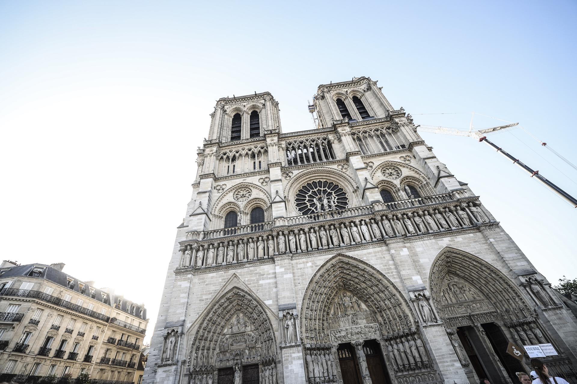 Así se verán las nuevas vidrieras de Notre Dame en el Grand Palais de París
