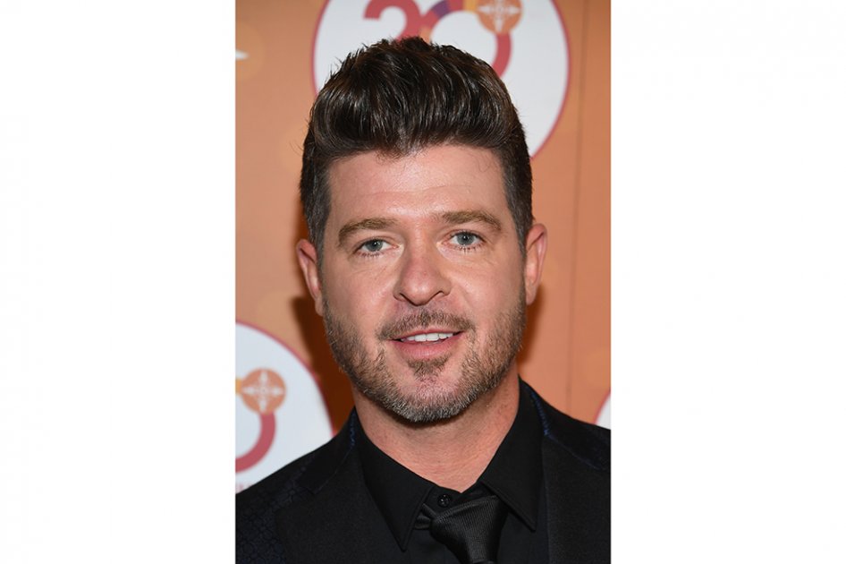 Cantante Robin Thicke es investigado por los castigos físicos que emplea con su hijo