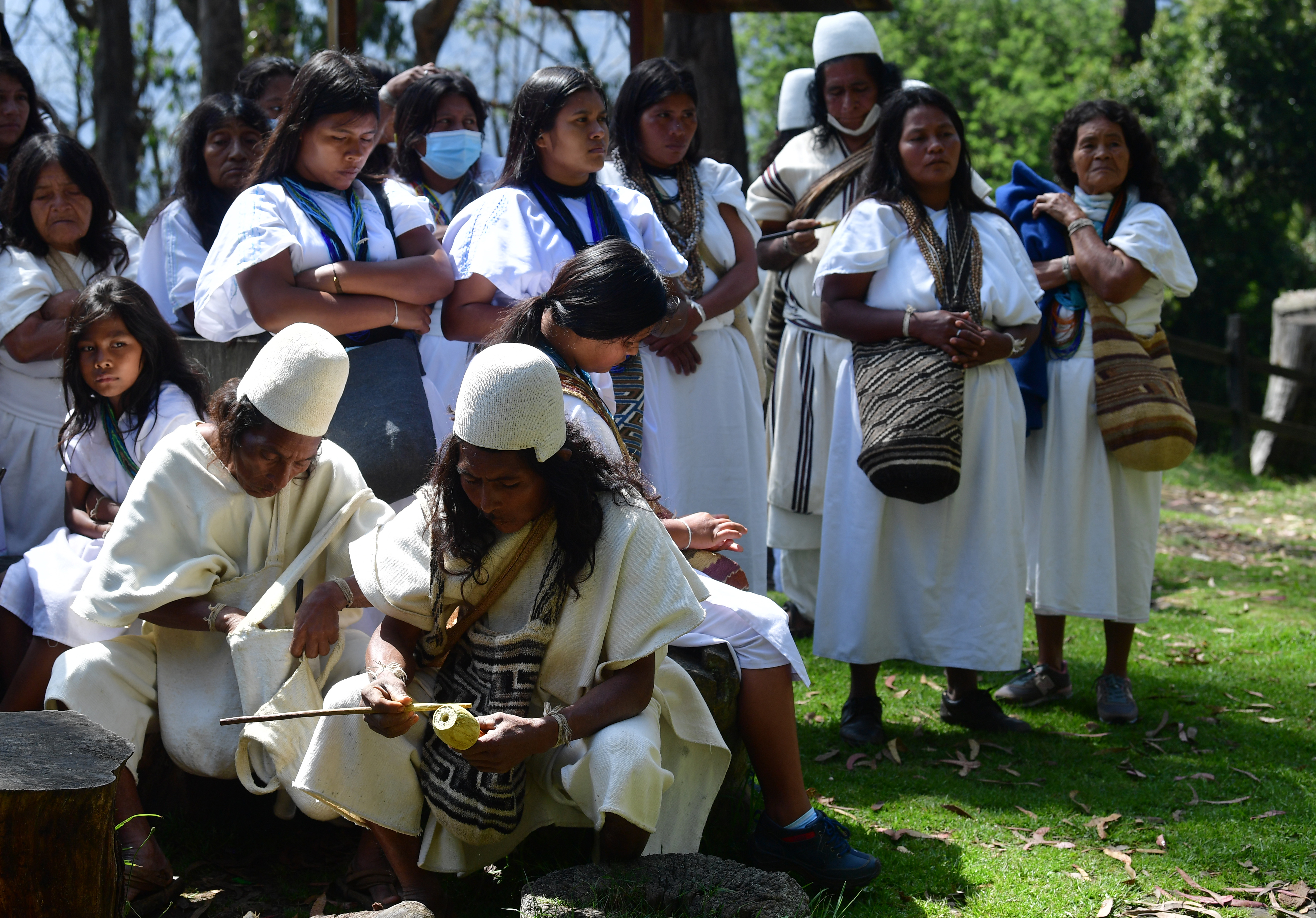 Indígenas de la Sierra Nevada de Santa Marta hacen pagamento en el santuario de Monserrate.