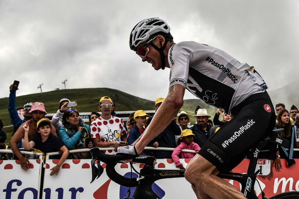 Policía confundió a Froome con un espectador y lo tiró al suelo