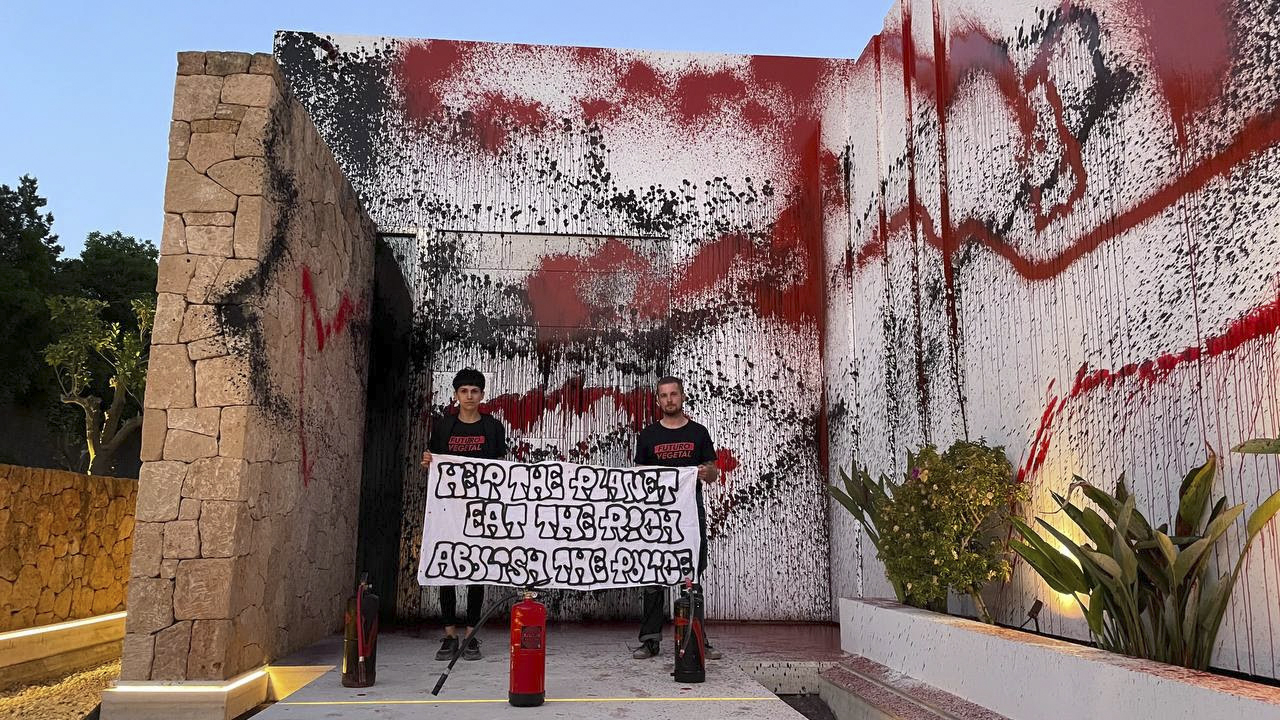 Activistas climáticos pintaron de rojo y negro la mansión de Messi en Ibiza: video