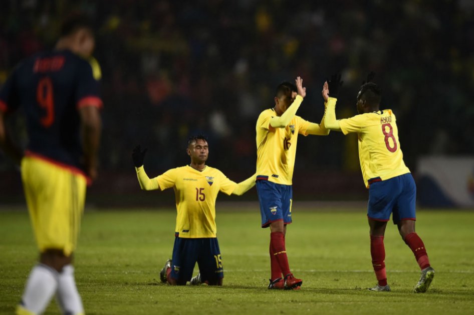Los jugadores de Ecuador celebran el triunfo ante Colombia. Foto: AFP