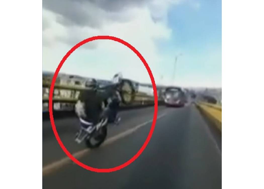 Motociclista hace una peligrosa pirueta mientras invade carril de Transmilenio
