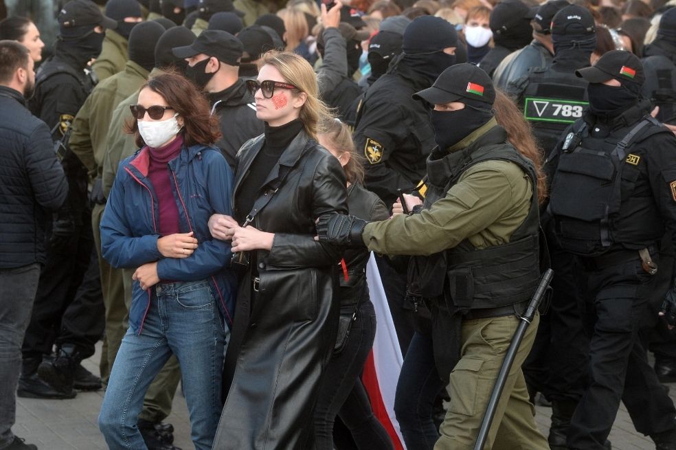 La rival opositora de Lukashenko, Svetlana Tijanóvskaya, reivindicó la victoria en las presidenciales del mes de agosto. Tijanóvskaya elogió a las "valientes mujeres de Bielorrusia" mediante un comunicado antes de esta nueva protesta.
