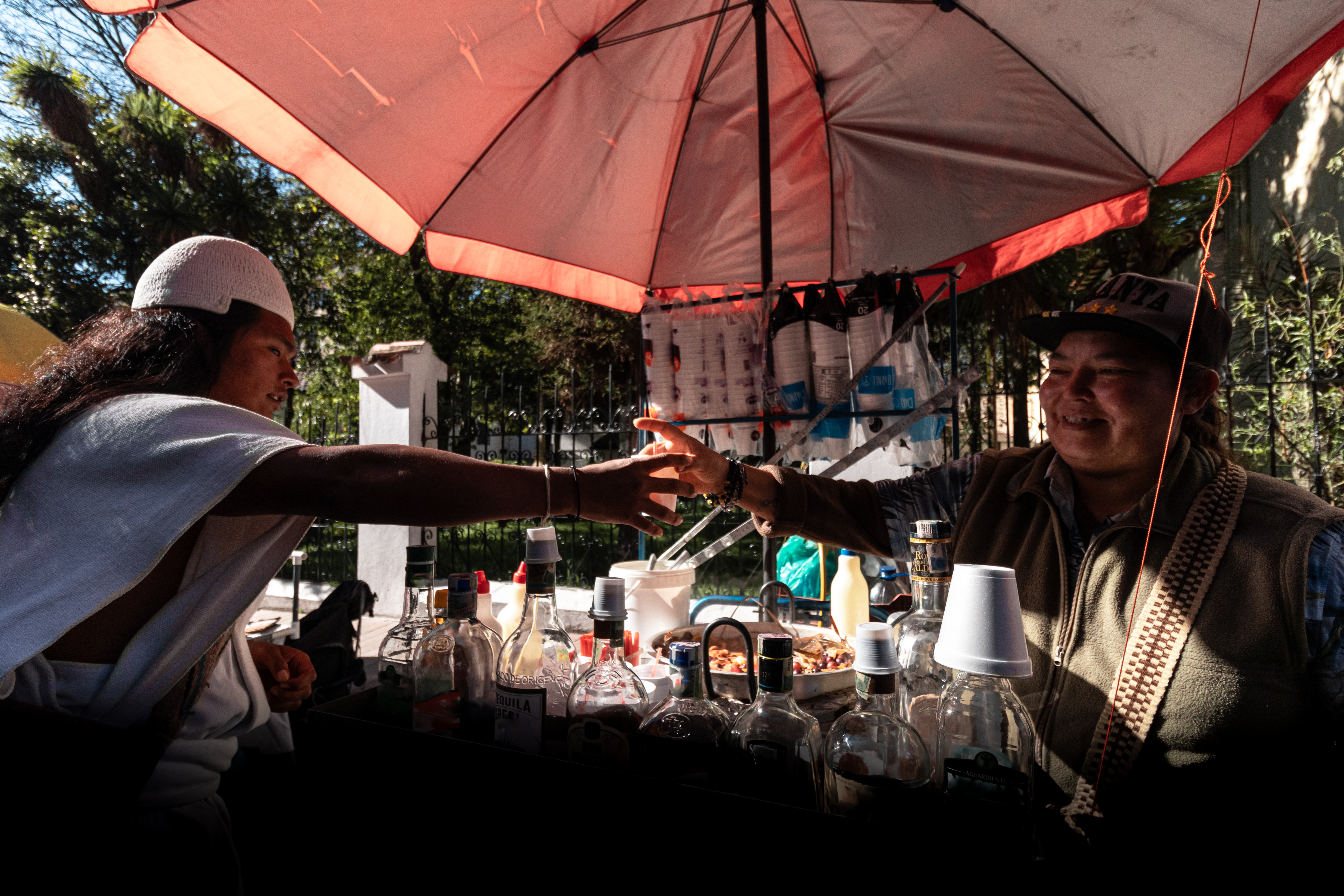 Mónica García trabajando en su puesto de bebidas en cercanías de la Plaza de Bolívar.