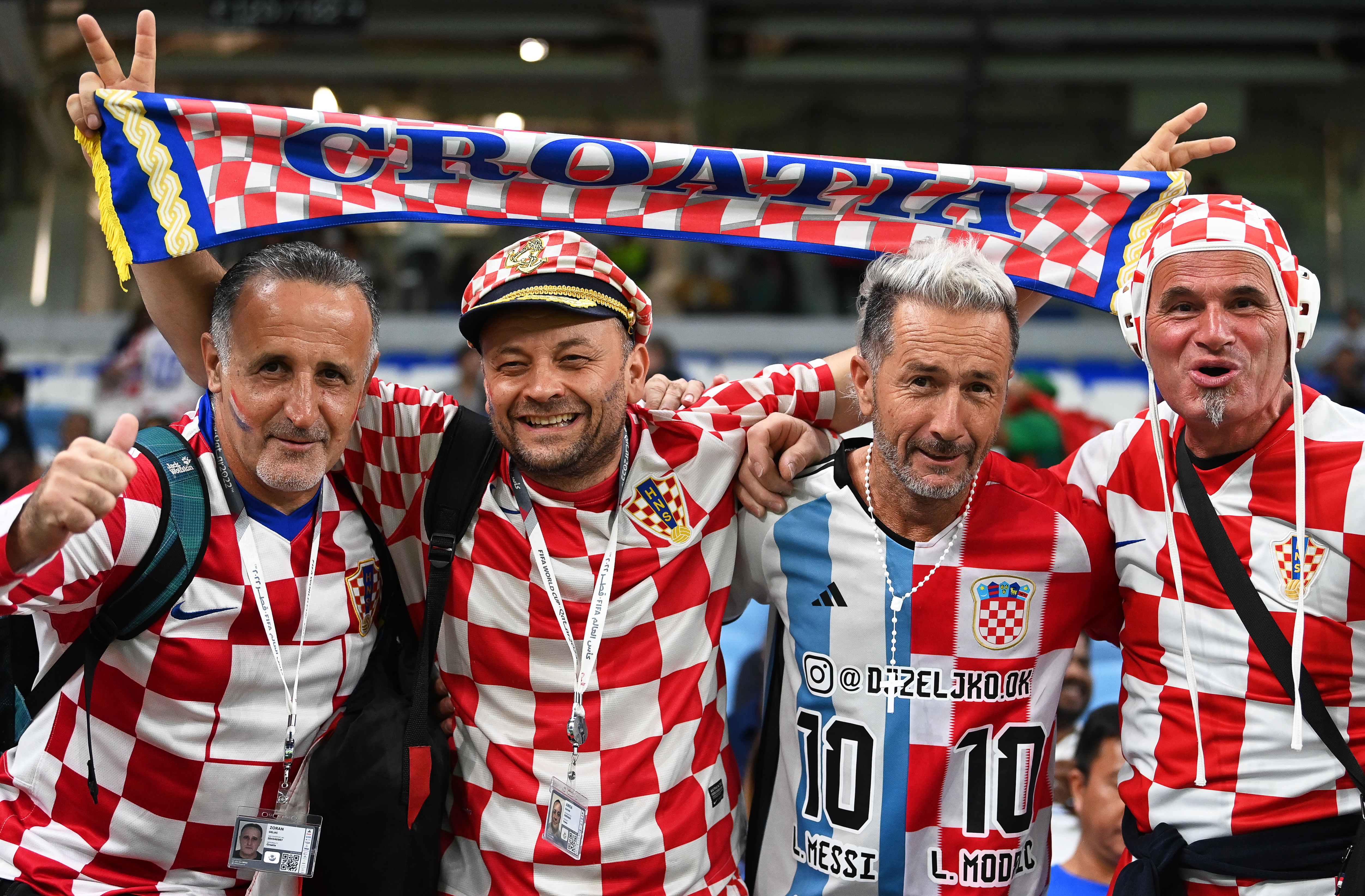 Al Wakrah (Qatar), 05/12/2022.- Fans of Croatia cheer prior to the FIFA World Cup 2022 round of 16 soccer match between Japan and Croatia at Al Janoub Stadium in Al Wakrah, Qatar, 05 December 2022. (Mundial de Fútbol, Croacia, Japón, Catar) EFE/EPA/Neil Hall